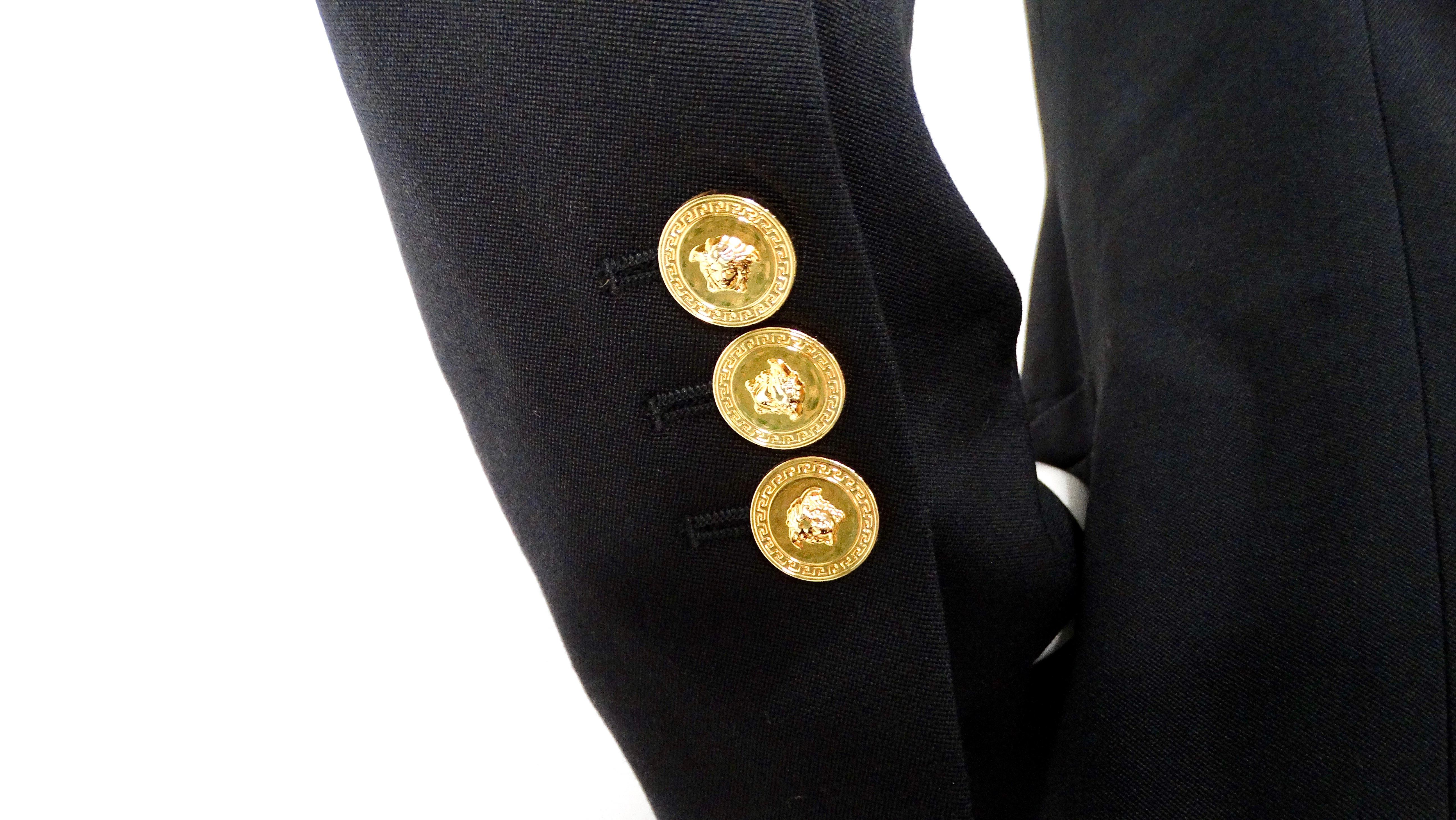 Blazer negro Versace de botonadura sencilla con imperdible de Medusa en tono dorado en venta 1