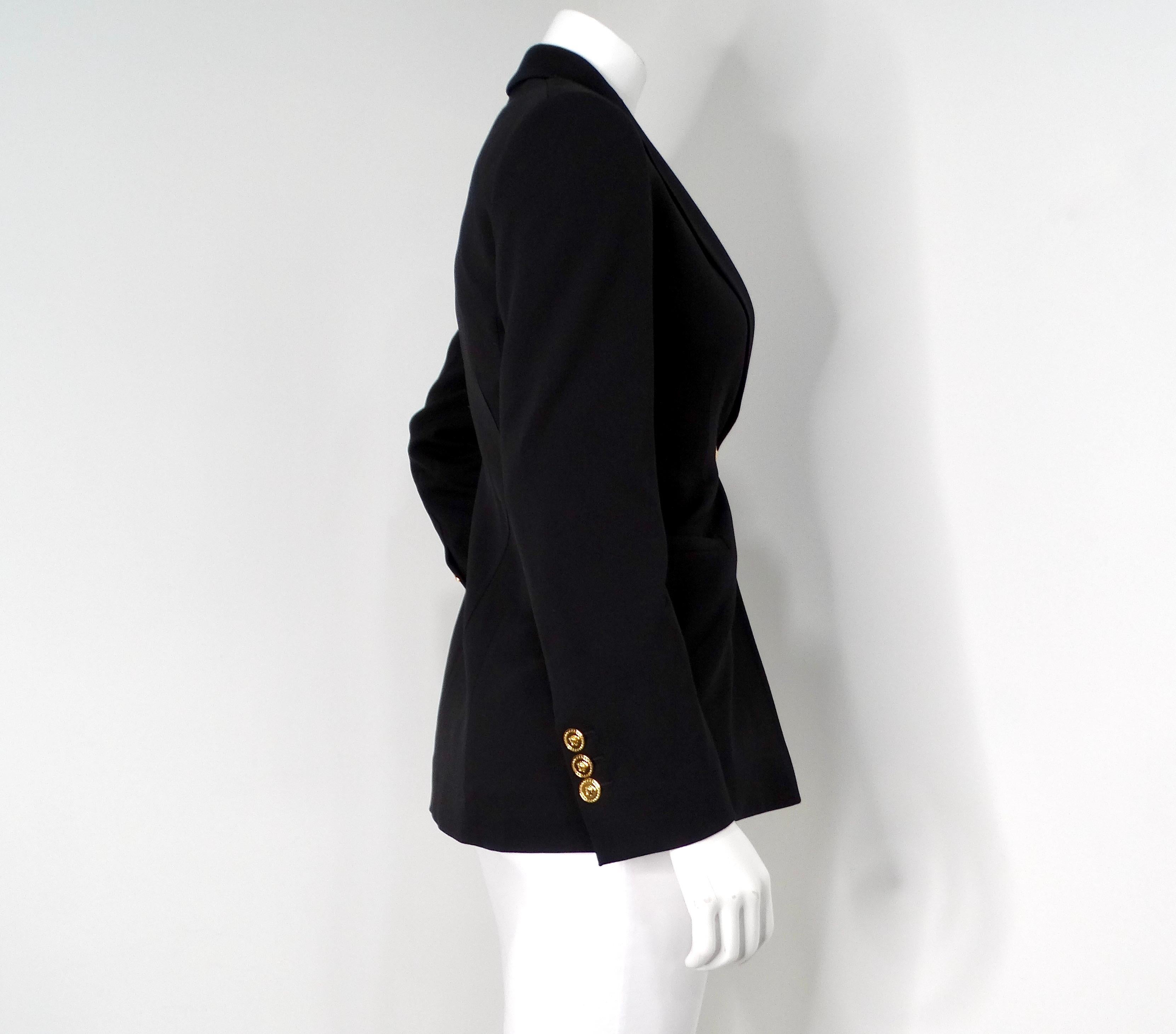 Blazer negro Versace de botonadura sencilla con imperdible de Medusa en tono dorado en venta 2