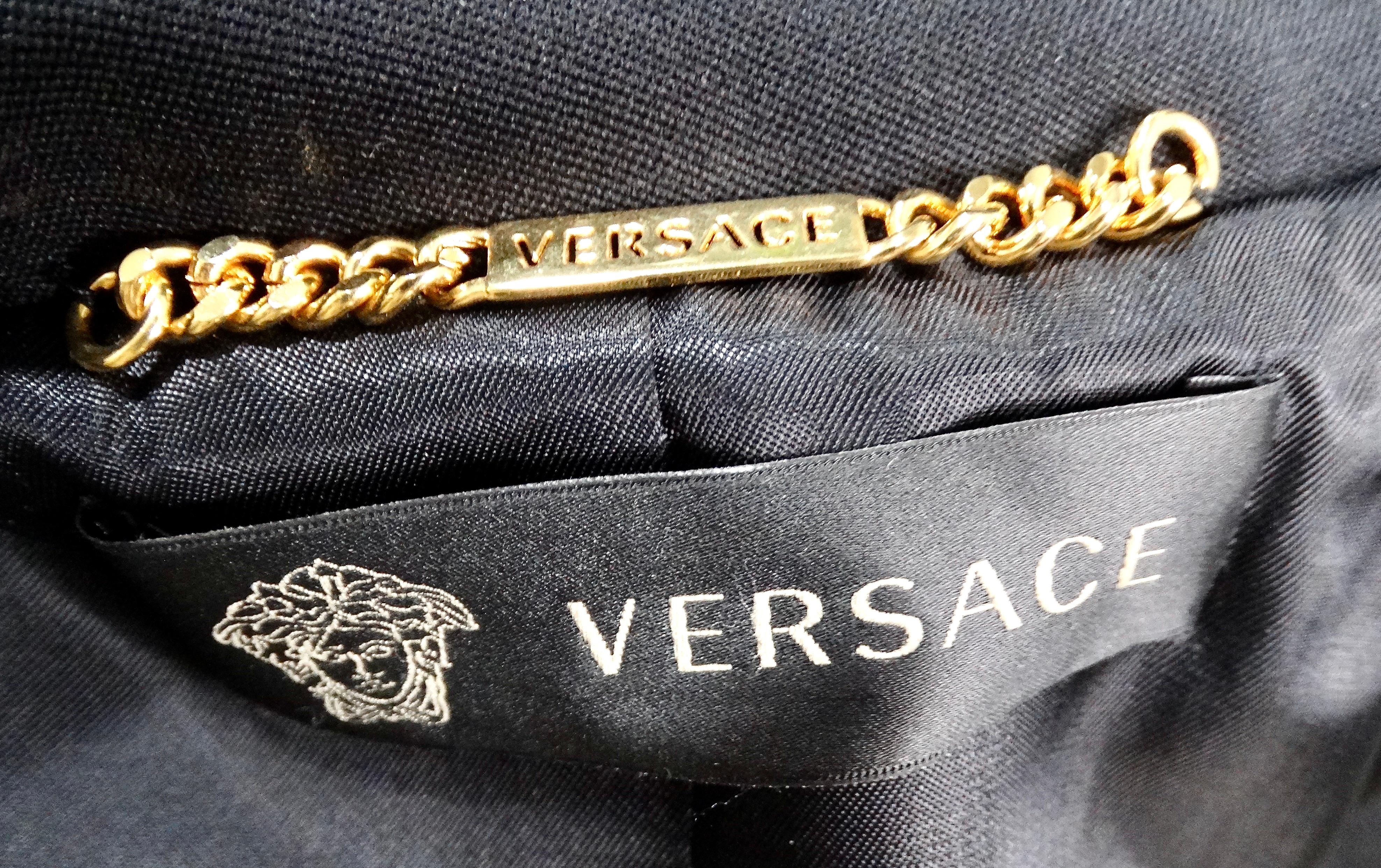 Blazer negro Versace de botonadura sencilla con imperdible de Medusa en tono dorado en venta 3