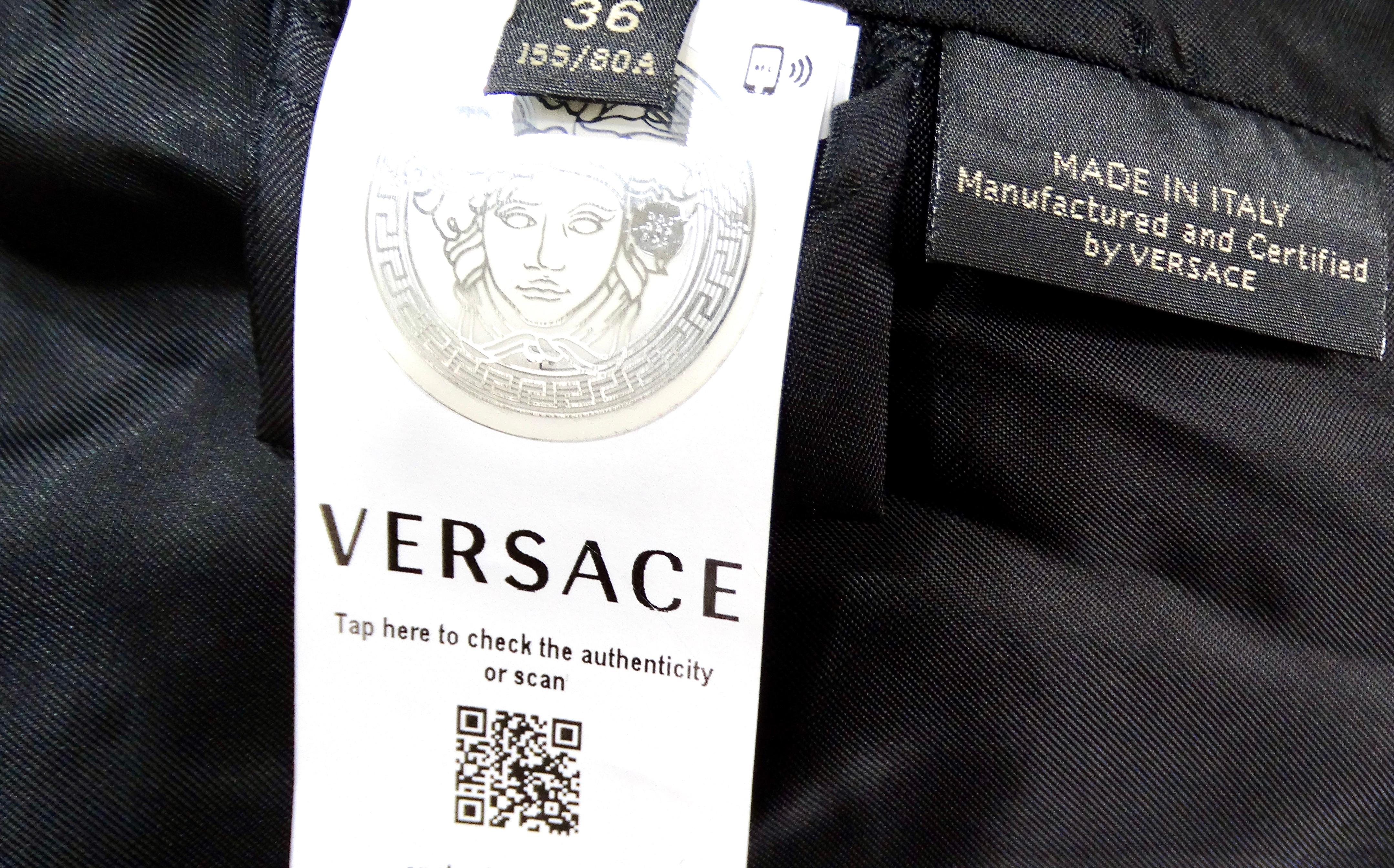 Blazer negro Versace de botonadura sencilla con imperdible de Medusa en tono dorado en venta 4