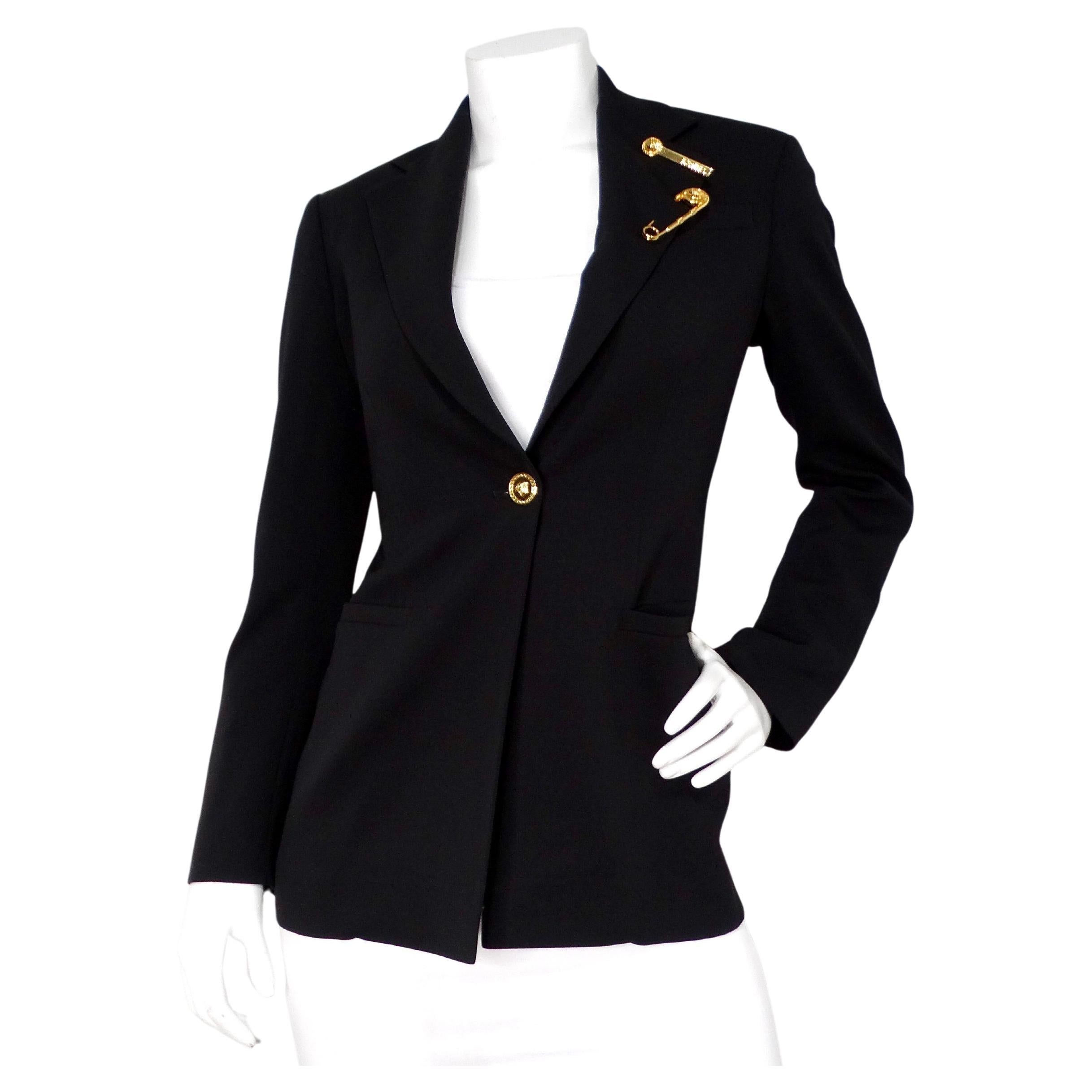 Blazer negro Versace de botonadura sencilla con imperdible de Medusa en tono dorado en venta
