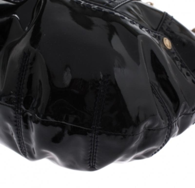 Versace Borsa a tracolla in pelle verniciata con catena Stitch by Stitch neri In condizioni discrete in vendita a Dubai, Al Qouz 2