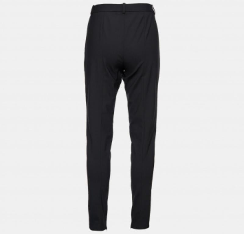 Elegantes, cómodos y sartorialmente elegantes, estos pantalones de la Casa Versace son sin duda imprescindibles en tu armario. Con un corte entallado, están confeccionados con tejido de lana elástica negra y equipados con un cierre de cremallera y