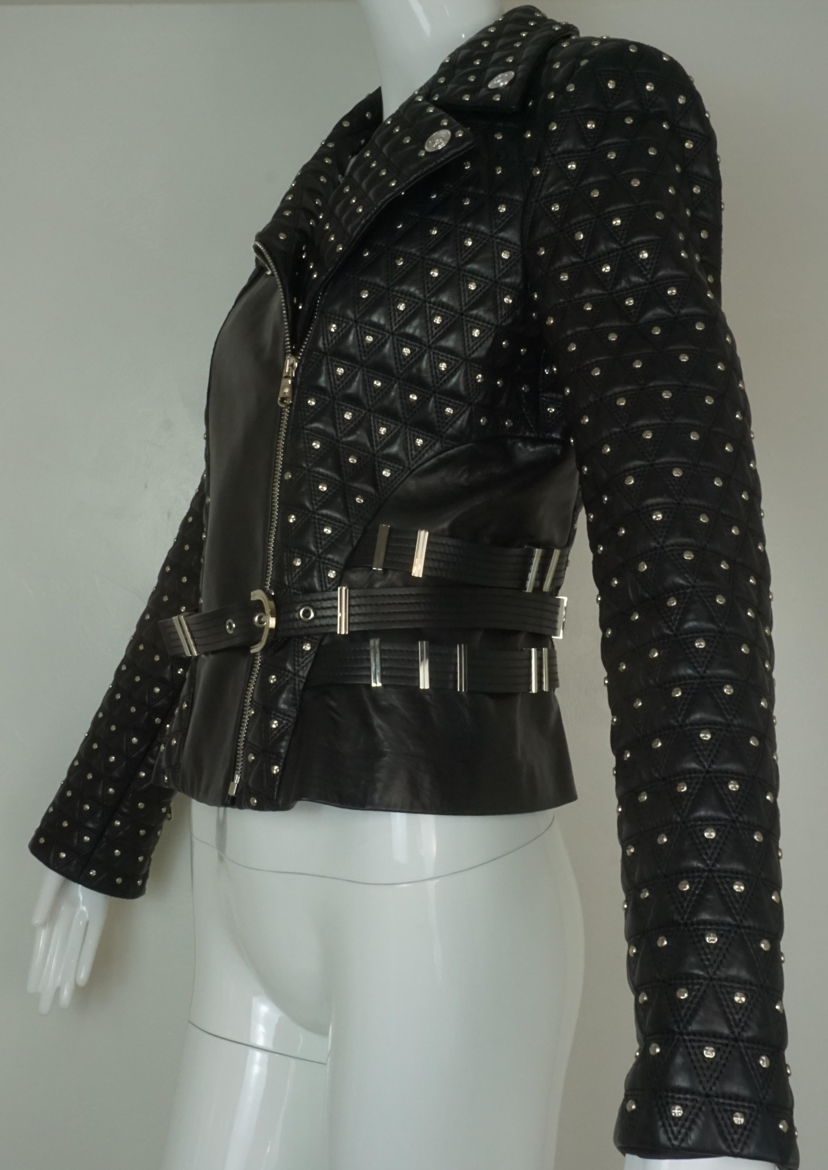 Bikerjacke von Versace aus schwarzem Leder mit Nieten und Gürtel und Medusa-Knöpfen Damen im Angebot