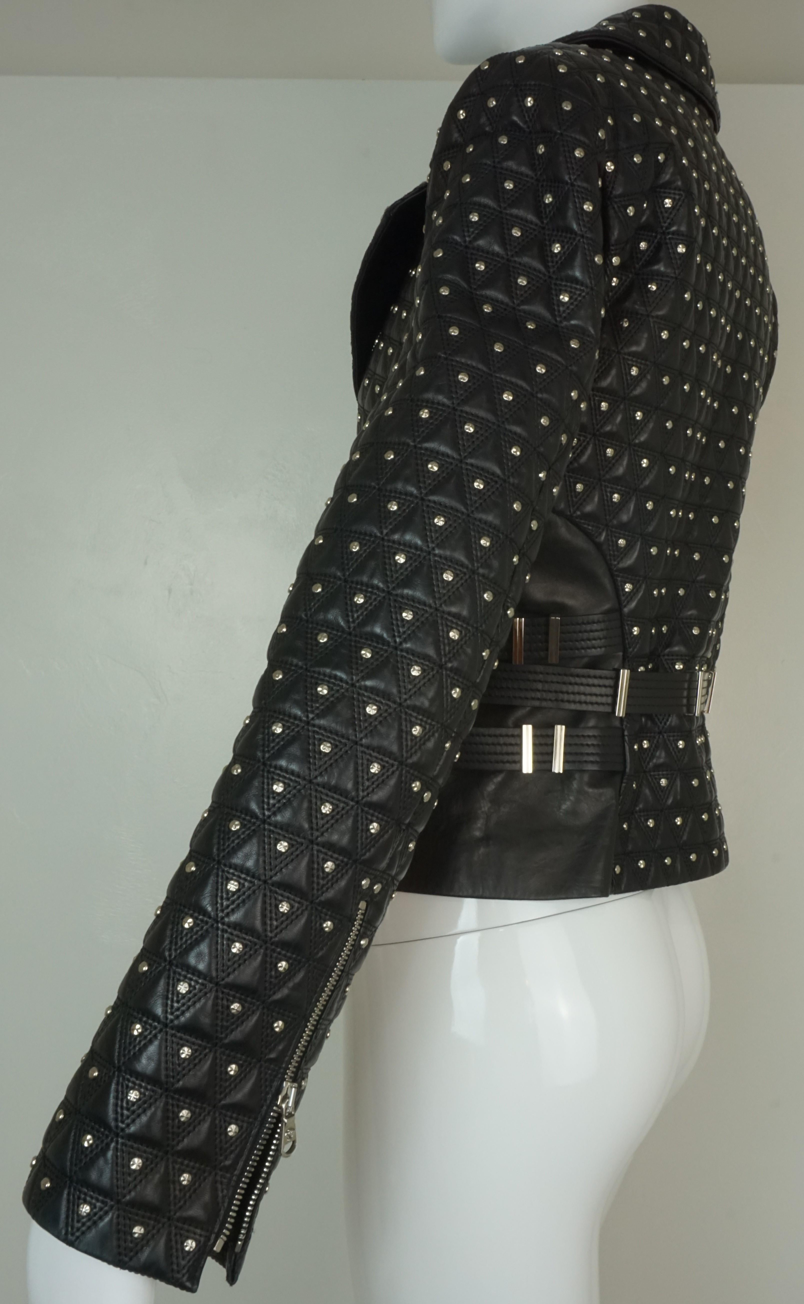 Bikerjacke von Versace aus schwarzem Leder mit Nieten und Gürtel und Medusa-Knöpfen im Angebot 2
