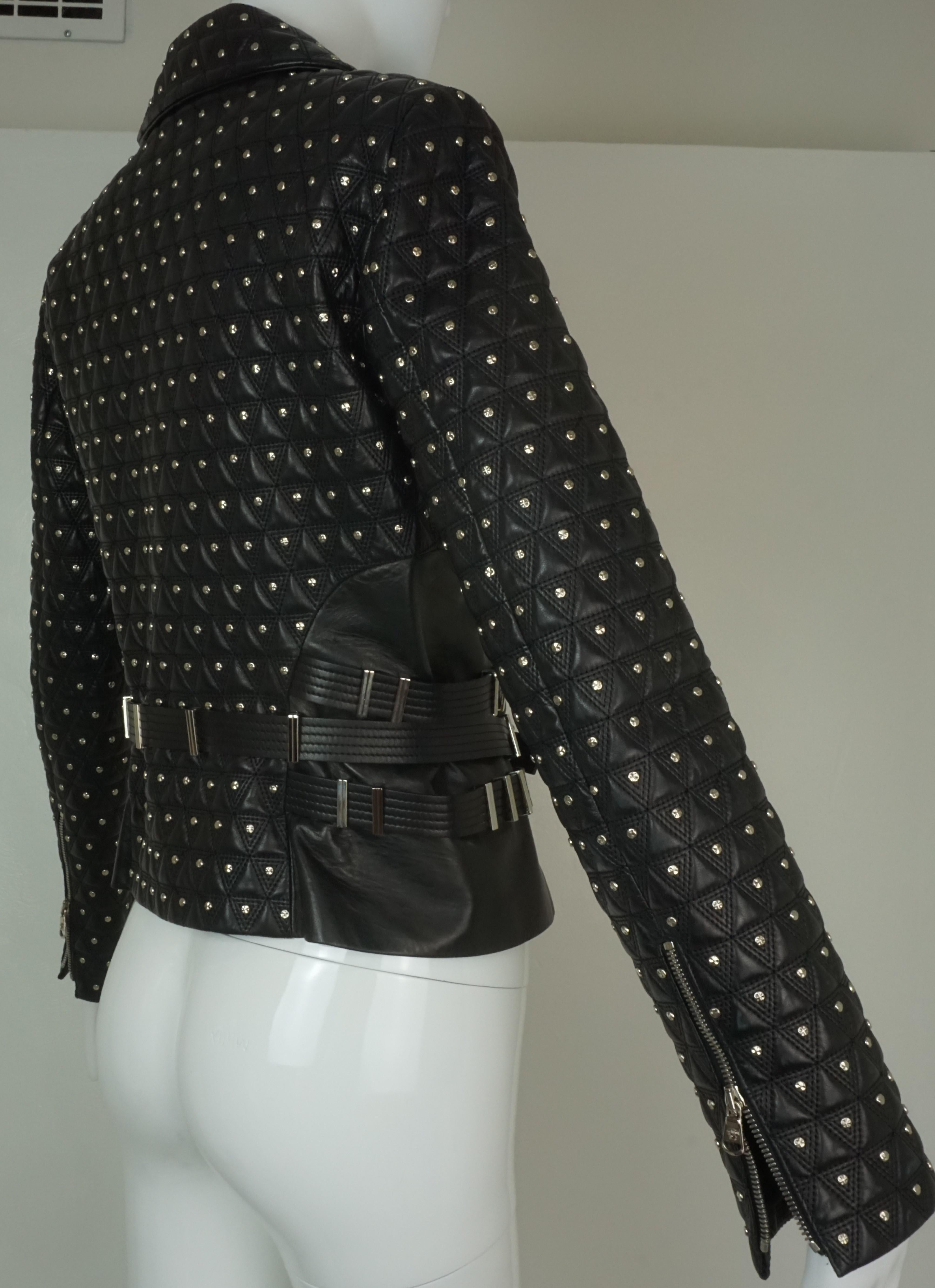 Bikerjacke von Versace aus schwarzem Leder mit Nieten und Gürtel und Medusa-Knöpfen im Angebot 4