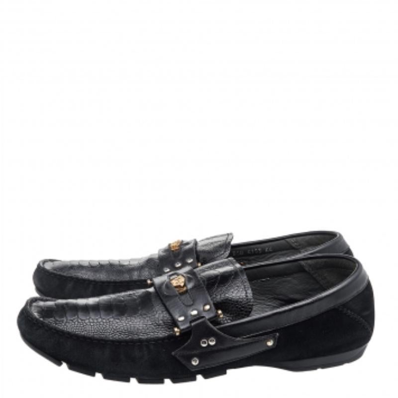 Precise stitching, the use of quality materials, and a sleek shape led to the final result of this pair of loafers. They are by Versace, and this is evidently displayed with the Medusa detail on the uppers. The black loafers are brimming with