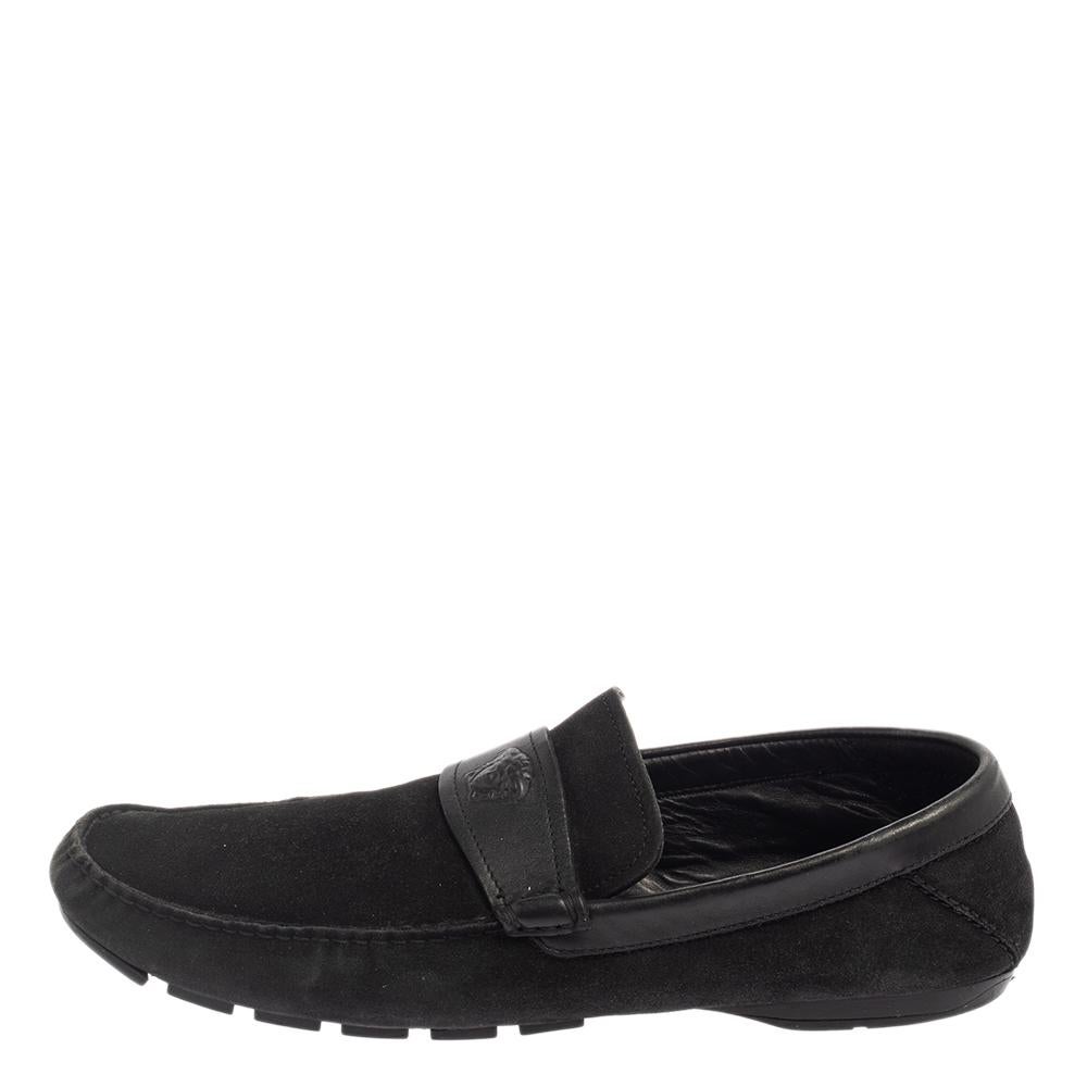 Nail every casual look with this pair of loafers from Versace. Meticulously crafted from suede and leather, they feature signature Medusa detailing on the vamps and leather-lined insoles. The loafers are completed with rubber & leather outsoles.

