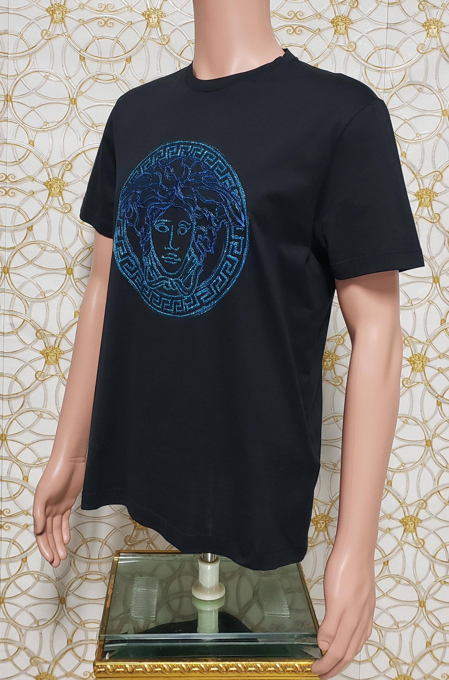 VERSACE 

BLACK T-SHIRT BEADED with BLUE SEQUIN

Color: black

Slim fit
Short sleeves 
Made in Italy

Content: 100% cotton 


size M

shoulder to shoulder 19
