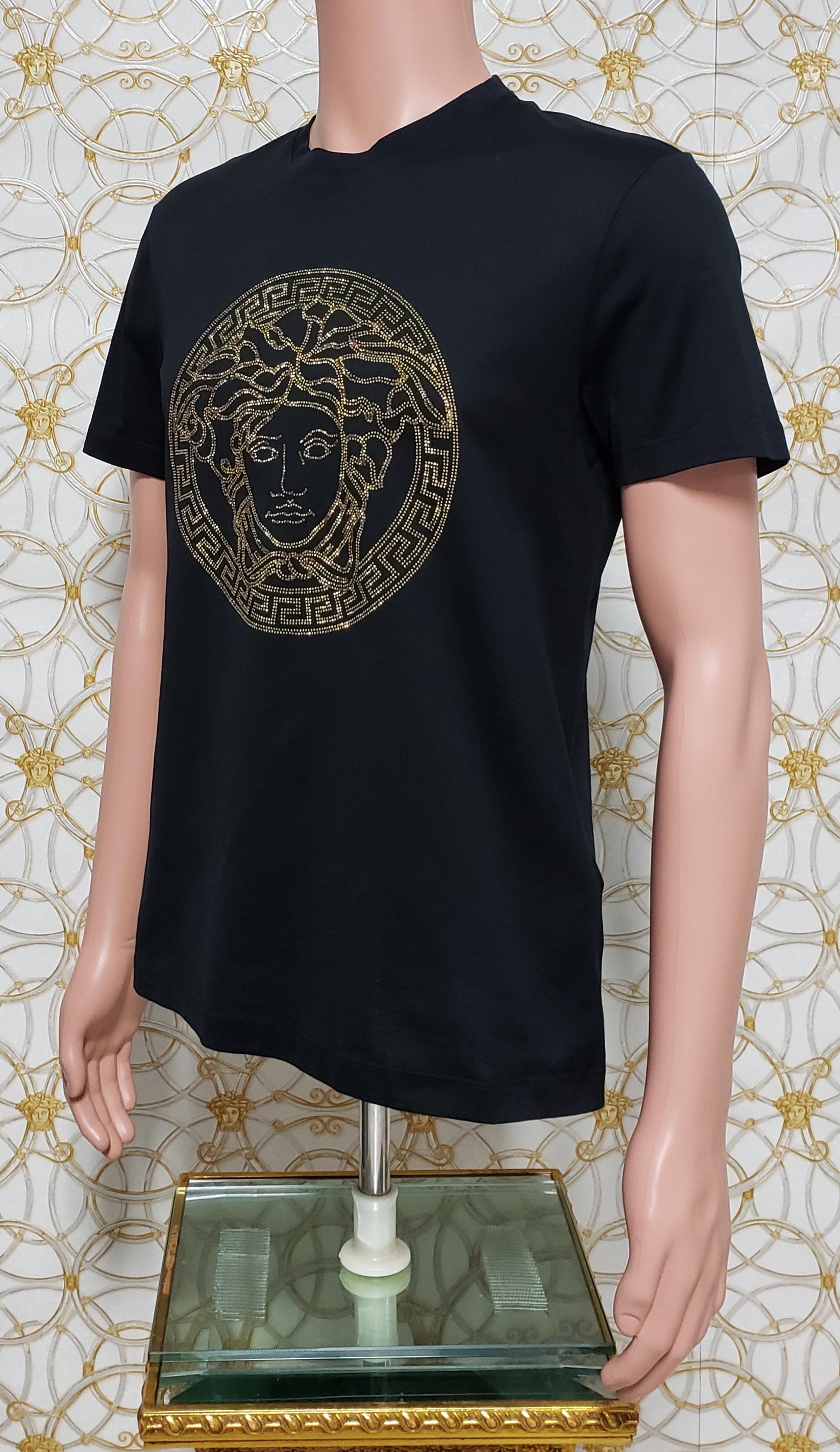 VERSACE 

BLACK T-SHIRT with FAMOUS GOLD MEDUSA

Color: black

Slim fit
Short sleeves 
Made in Italy

Content: 100% cotton 


size S

shoulder to shoulder 18 1/2