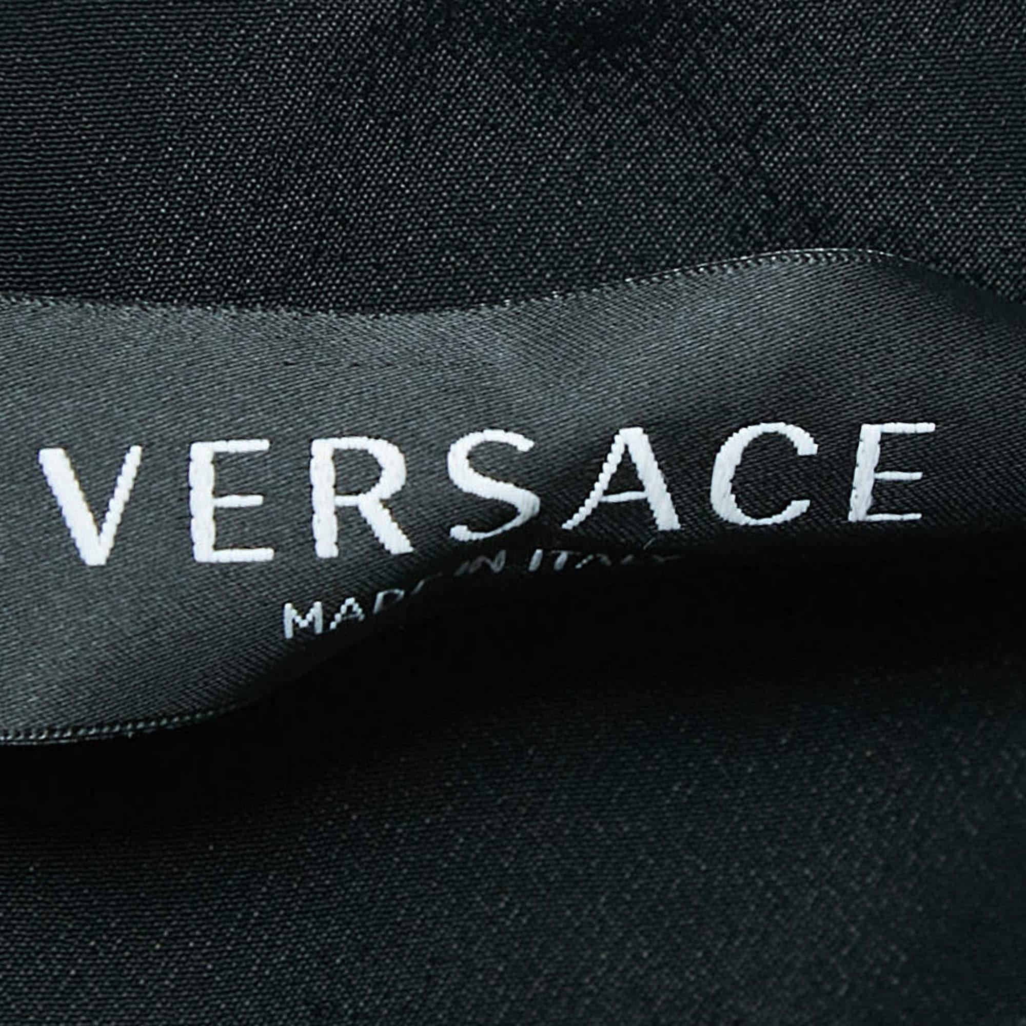 Versace Minifalda de tweed negro con inserciones de cadena M en Nuevo estado para la venta en Dubai, Al Qouz 2