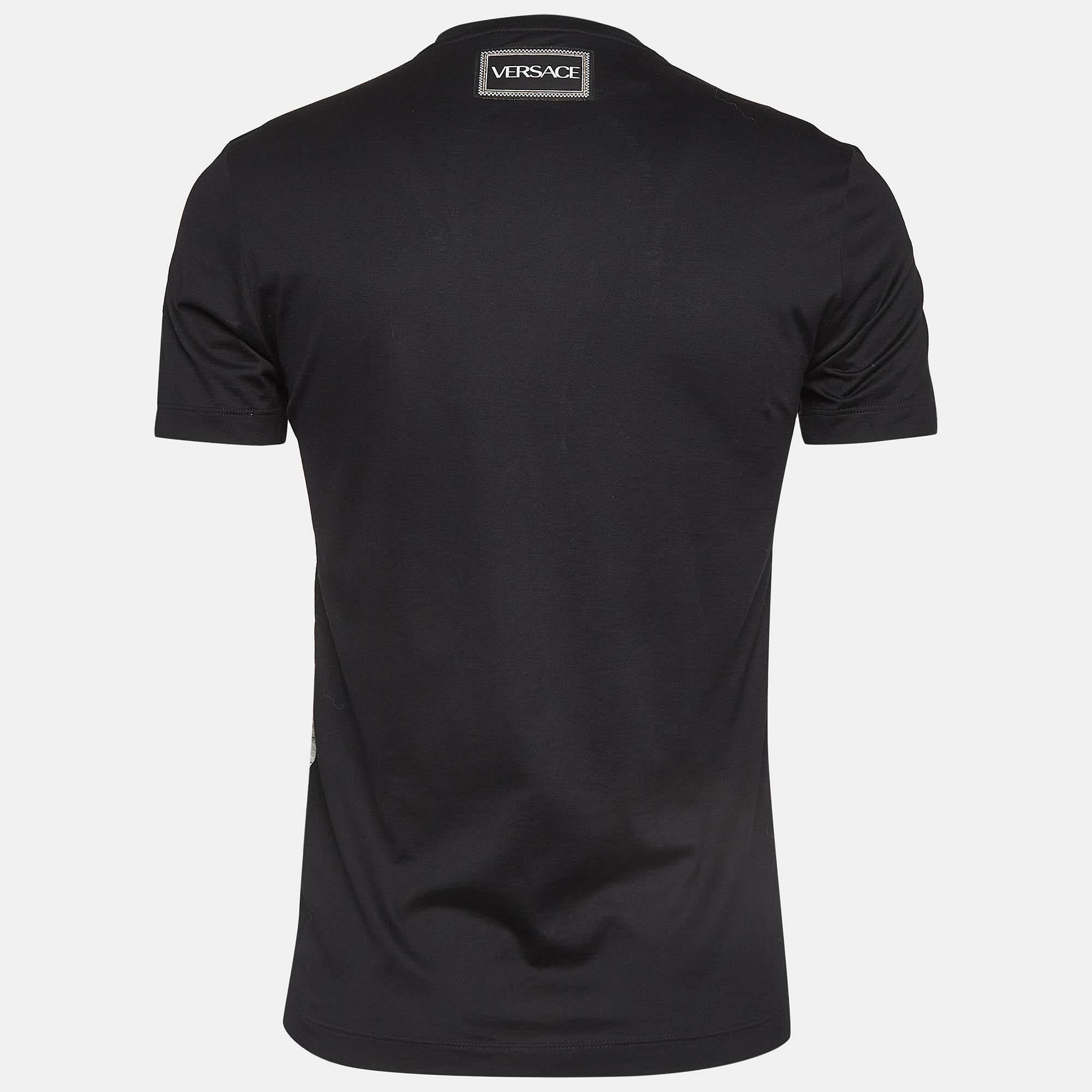 Get the comfort and the right casual style with this designer T shirt. Designed to be reliable and durable the creation has a simple neckline and signature detailing.