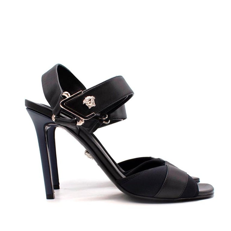 Schwarze hochhackige Sandalen von Versace mit Klettverschluss und  Lederriemen im Angebot bei 1stDibs