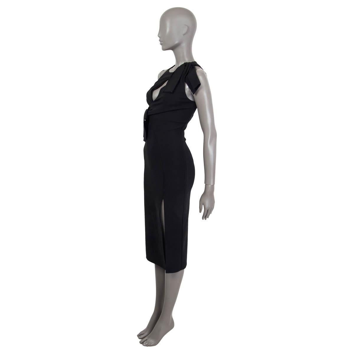 robe sans manches 100% authentique Versace en viscose noire (78%), nylon (16%) et élasthanne (6%). Il présente des découpes, une fente sur le devant et deux nœuds sur le devant. S'ouvre avec une fermeture éclair dissimulée et un crochet à l'arrière.