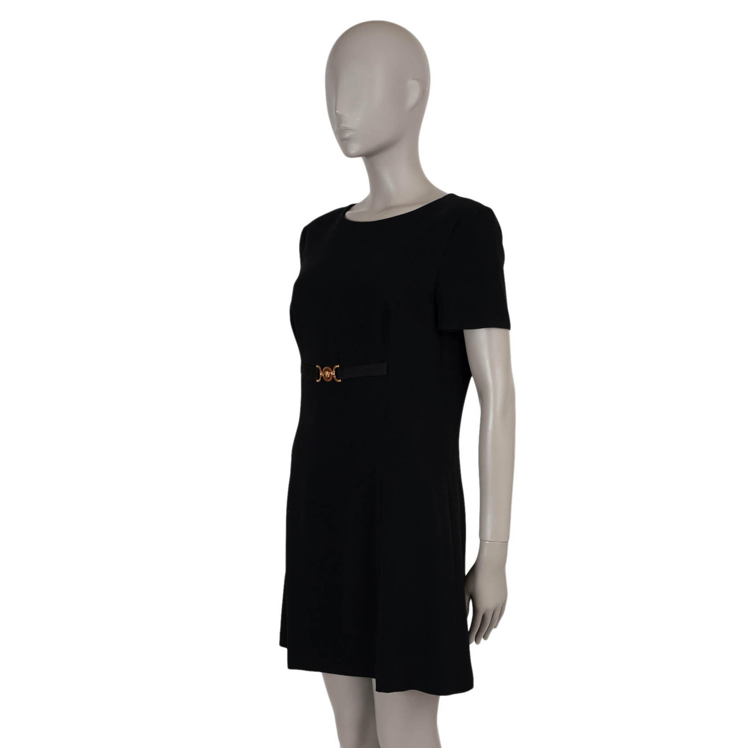 Este vestido Versace Medusa '95 100% auténtico en viscosa cady negra (con un 5% de elastano) encarna la sofisticación sin esfuerzo con un toque atrevido. Diseñado con una relajada silueta de minilargo, se ciñe a la cintura con una característica
