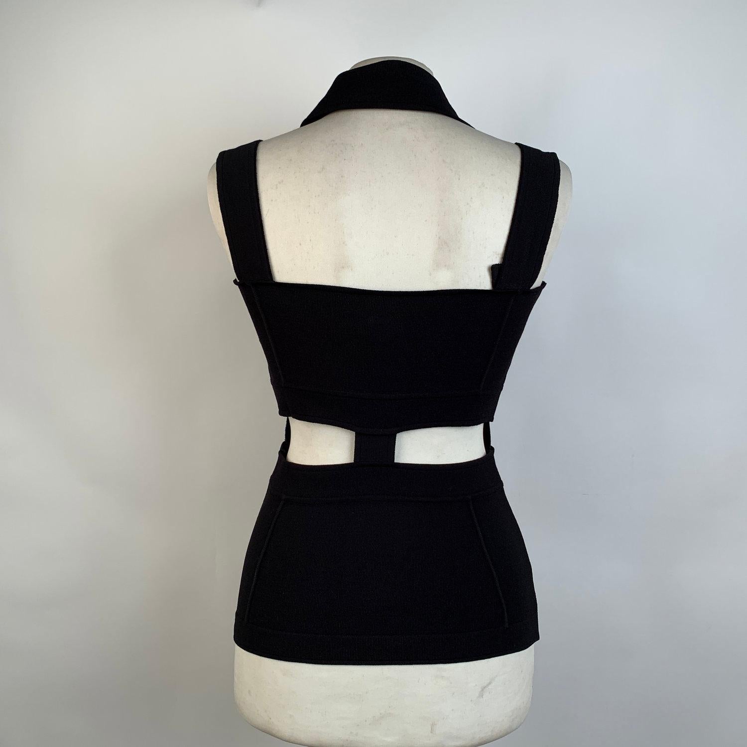Versace Black Viscose Cut Out Sleevess Top With Collar Size 40 In Excellent Condition In Rome, Rome