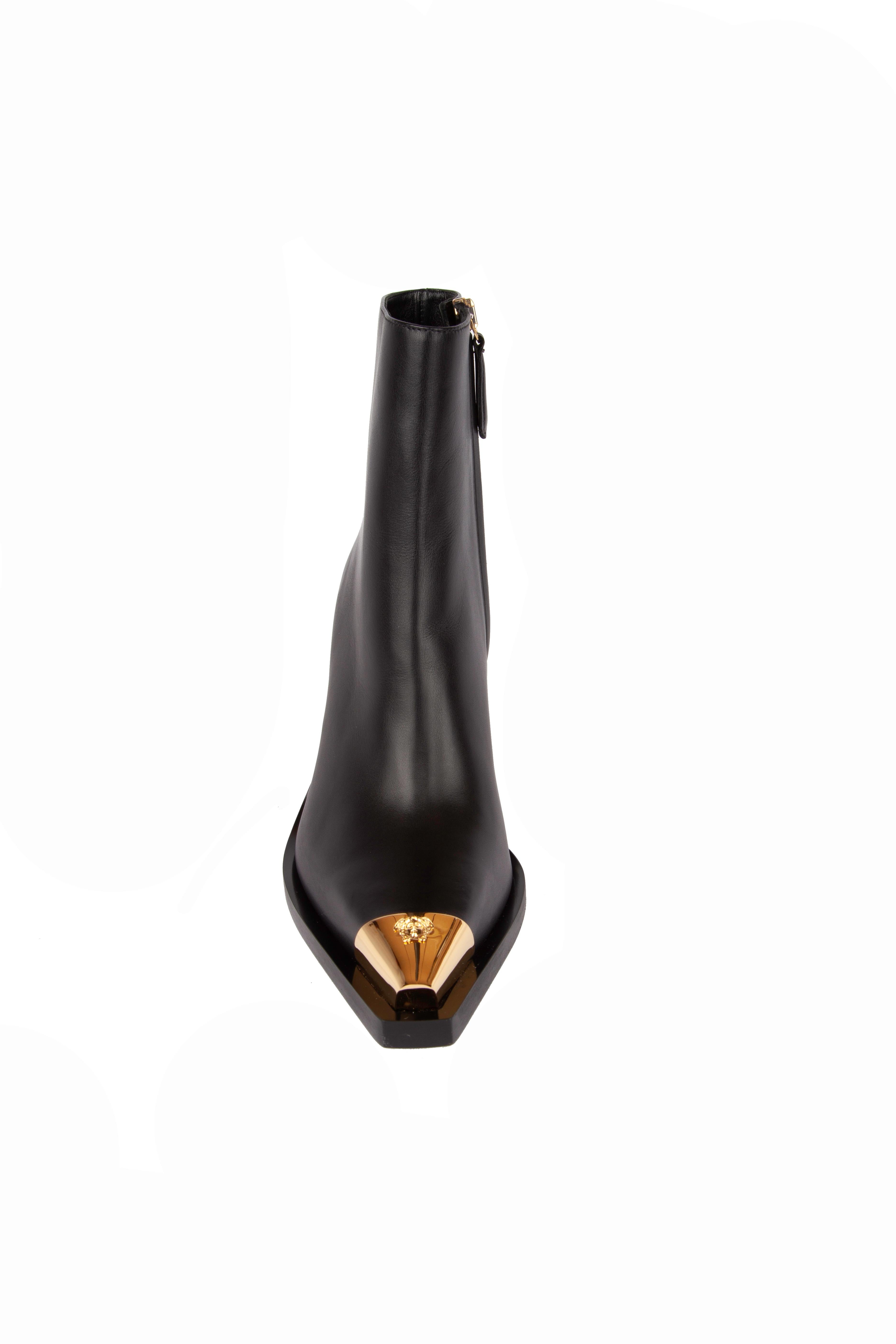 Versace Black Western Leather Ankle Boots with Gold Tone Hardware Größe 37.5

Diese schwarzen Versace Ankle Boots mit Absatz sind aus Leder gefertigt und mit Medusa-Kopf-Applikationen aus Metall verziert. Reißverschluss und spitz zulaufende Spitze.