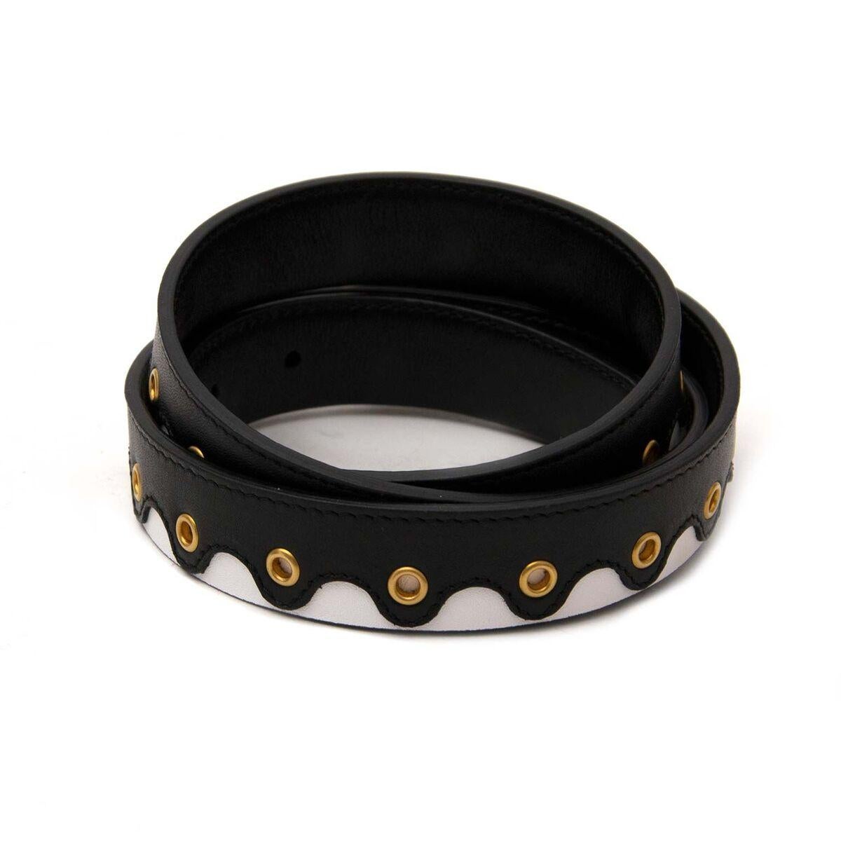 Excellent condition

Versace Black White Nappa Laminata Lavorazione Onde Belt

Give your outfit an extra touch with this special Versace belt.

This black and white Versace belt with golden rings is a real eye-catcher.

It has a little engraved