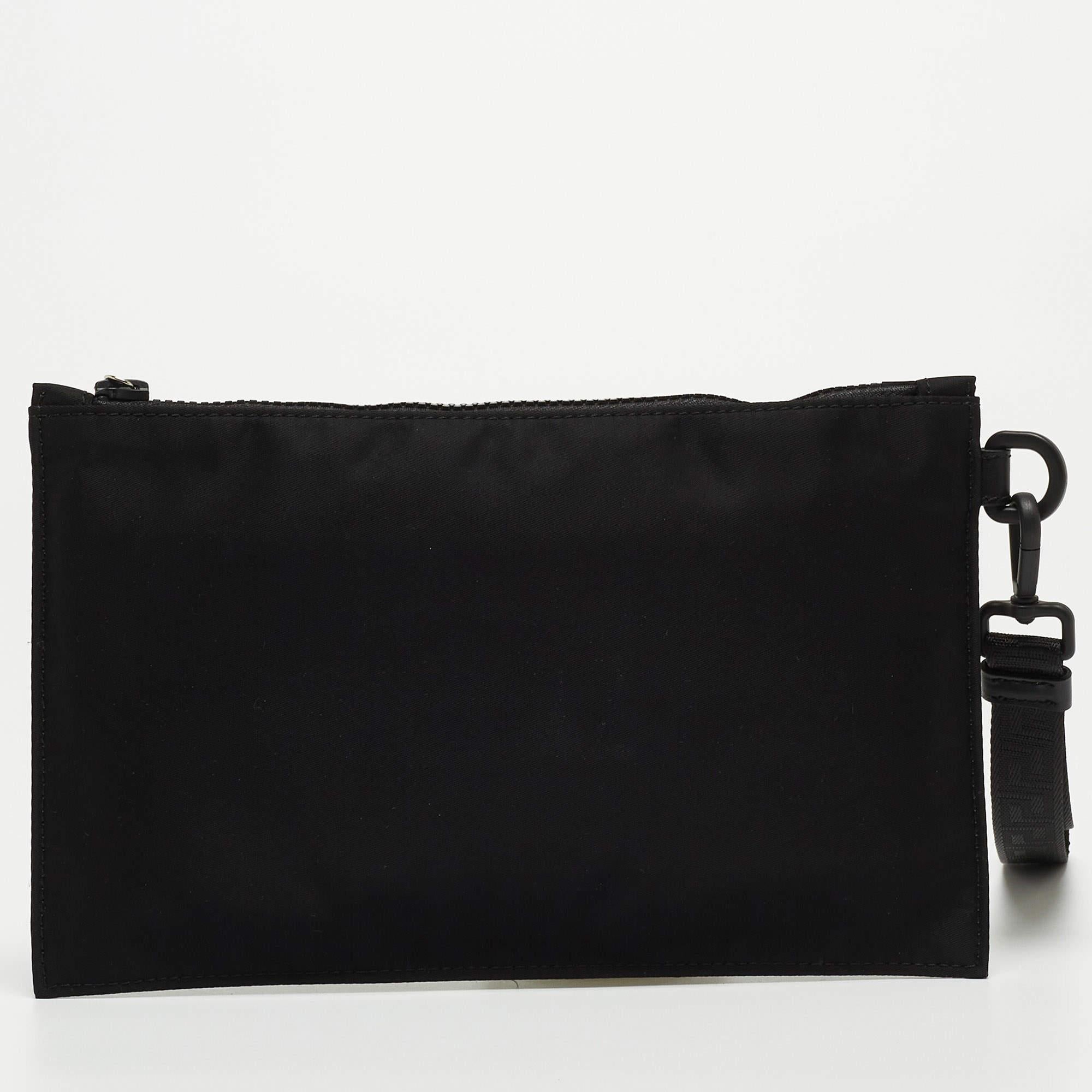 This pouch is such a stylish fashion-meets-function accessory you'll love carrying it all the time. Crafted from quality materials, it can easily fit your essentials.

Includes: Original Dustbag, Original Box, Info Booklet, Price Tag

