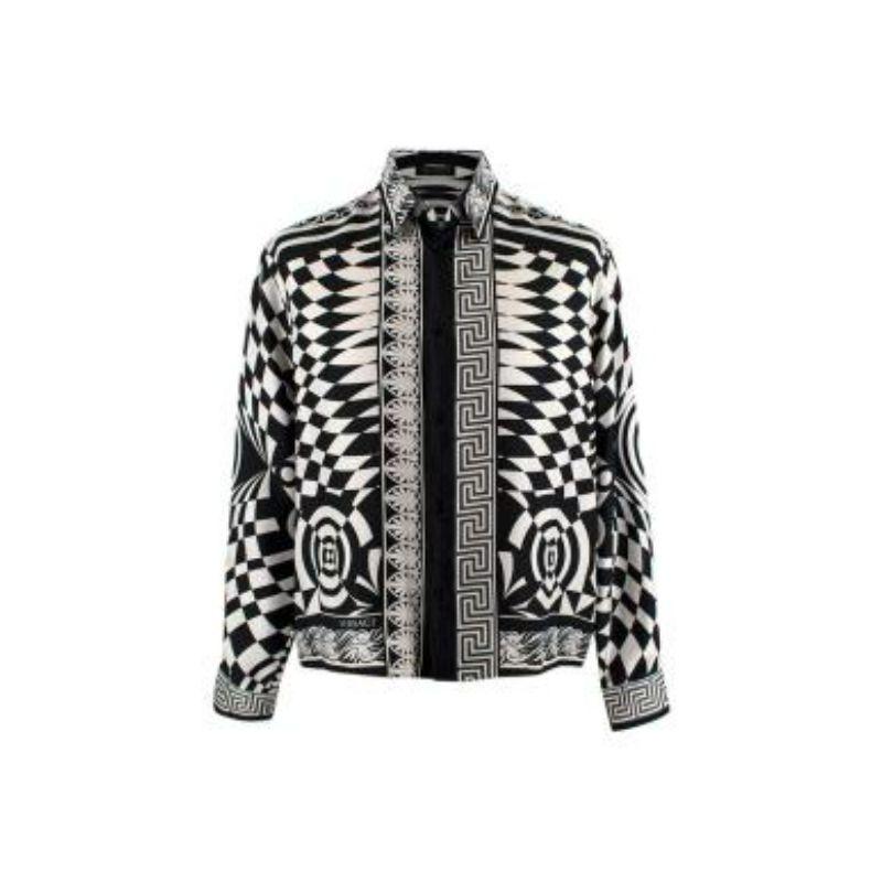 Versace Black & White Silk Printed Shirt

-Button fastening
-Black & white print body 
-Buttoned cuffs 
-Logo print 
-Light weight construction 
-Relaxed fit 

Material: 

100% Silk 

Made in Italy 

PLEASE NOTE, THESE ITEMS ARE PRE-OWNED AND MAY