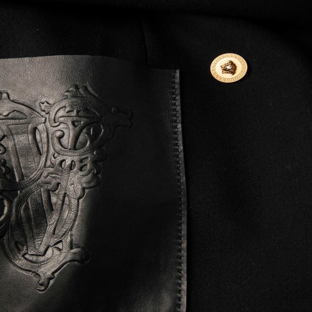 Nero Versace Cappotto in lana nera con pelle goffrata taglia XS in vendita