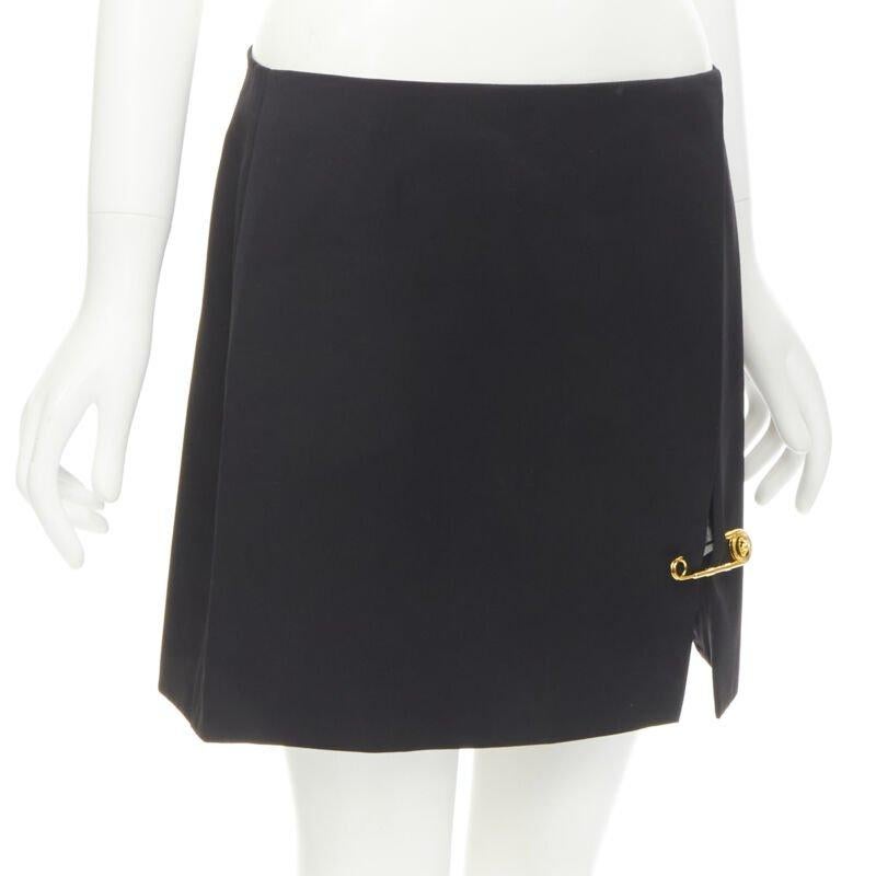 VERSACE black wool gold Medusa safety pin high slit mini skirt IT42 M
Reference: TGAS/C00799
Brand: Versace
Designer: Donatella Versace
Model: A83920 A220850 A1008
Material: Wool
Color: Black, Gold
Pattern: Solid
Closure: Zip
Extra Details: