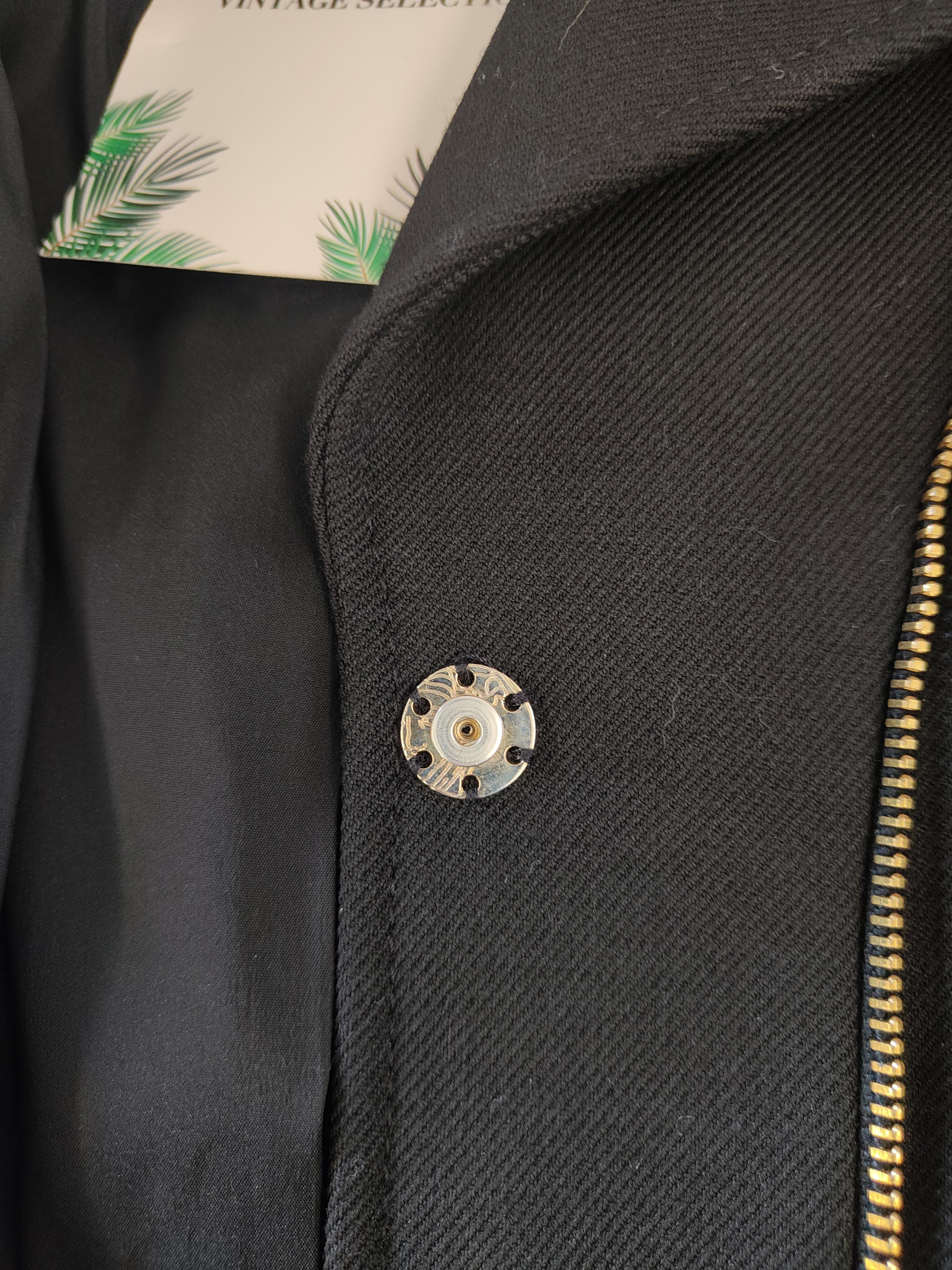 Versace - Manteau zippé en laine noire et or  en vente 5