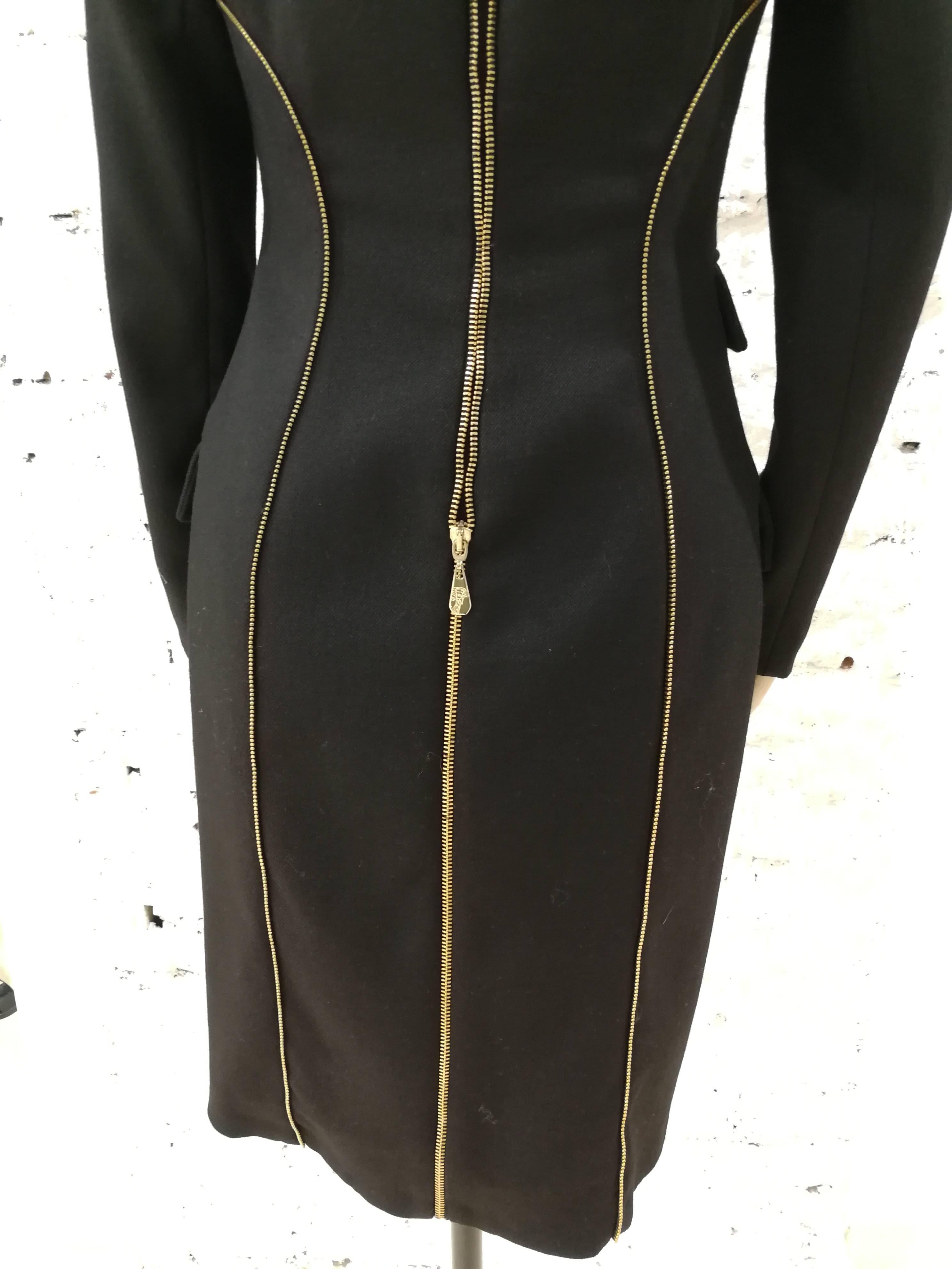 Versace Schwarzer Wollmantel mit goldfarbenem Reißverschluss 
Das Label von Versace wurde zuvor aus der Jacke herausgeschnitten, aber die Knöpfe mit dem Medusa-Logo von Versace bleiben intakt. 

Versace schwarz Baumwolle mit Gold Tone
