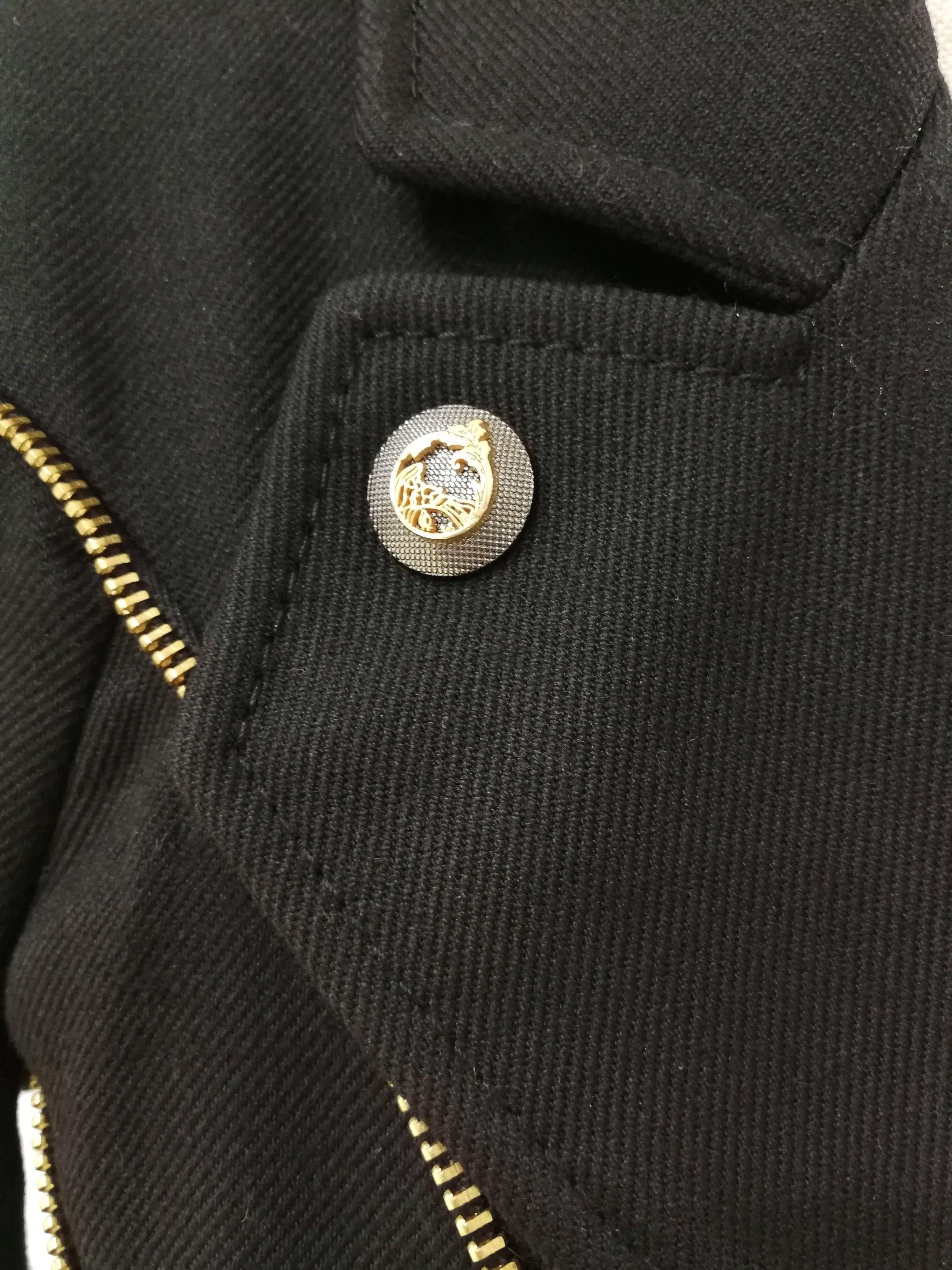Versace - Manteau zippé en laine noire et or  Neuf - En vente à Capri, IT
