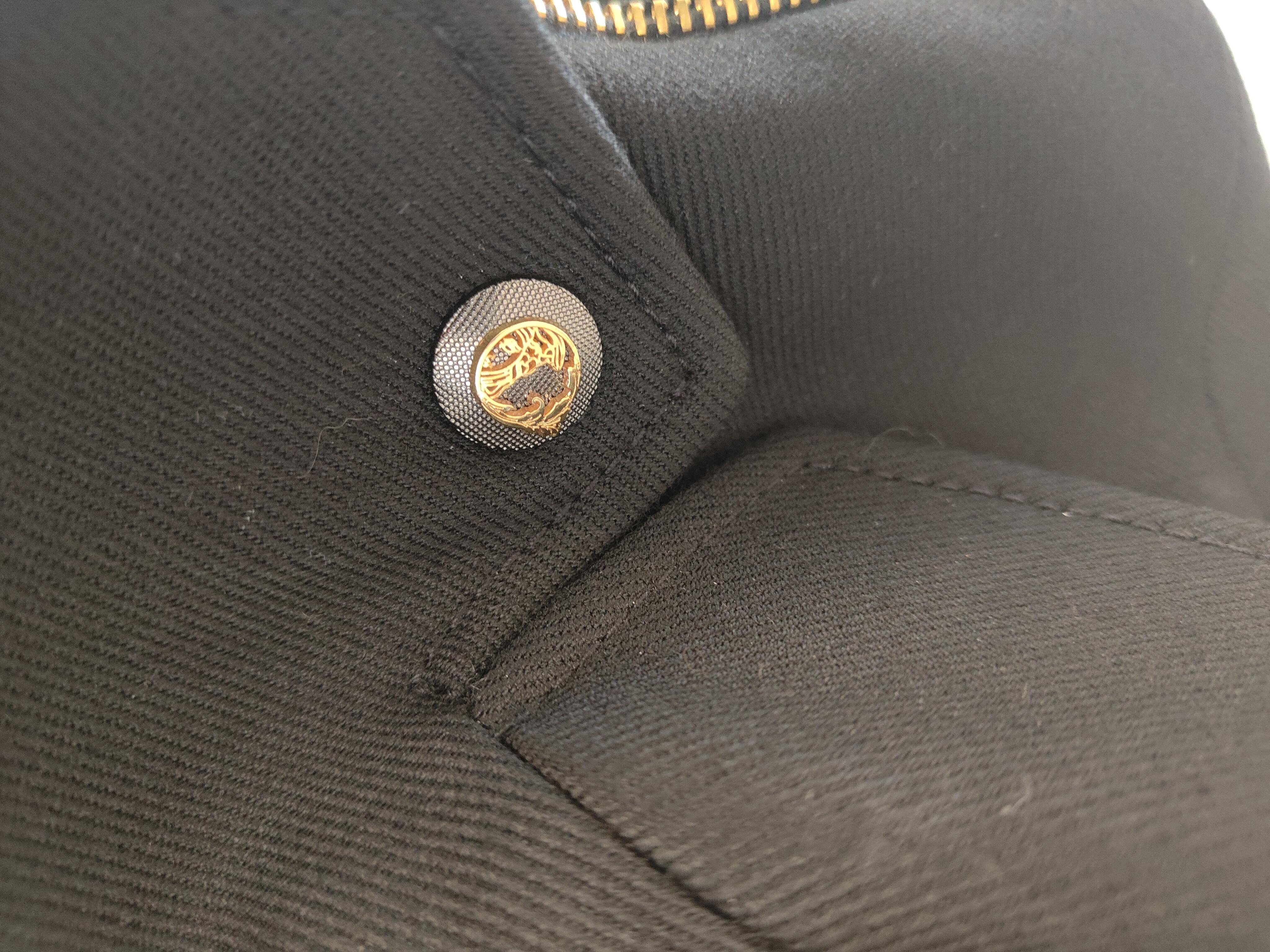 Versace - Manteau zippé en laine noire et or  en vente 4