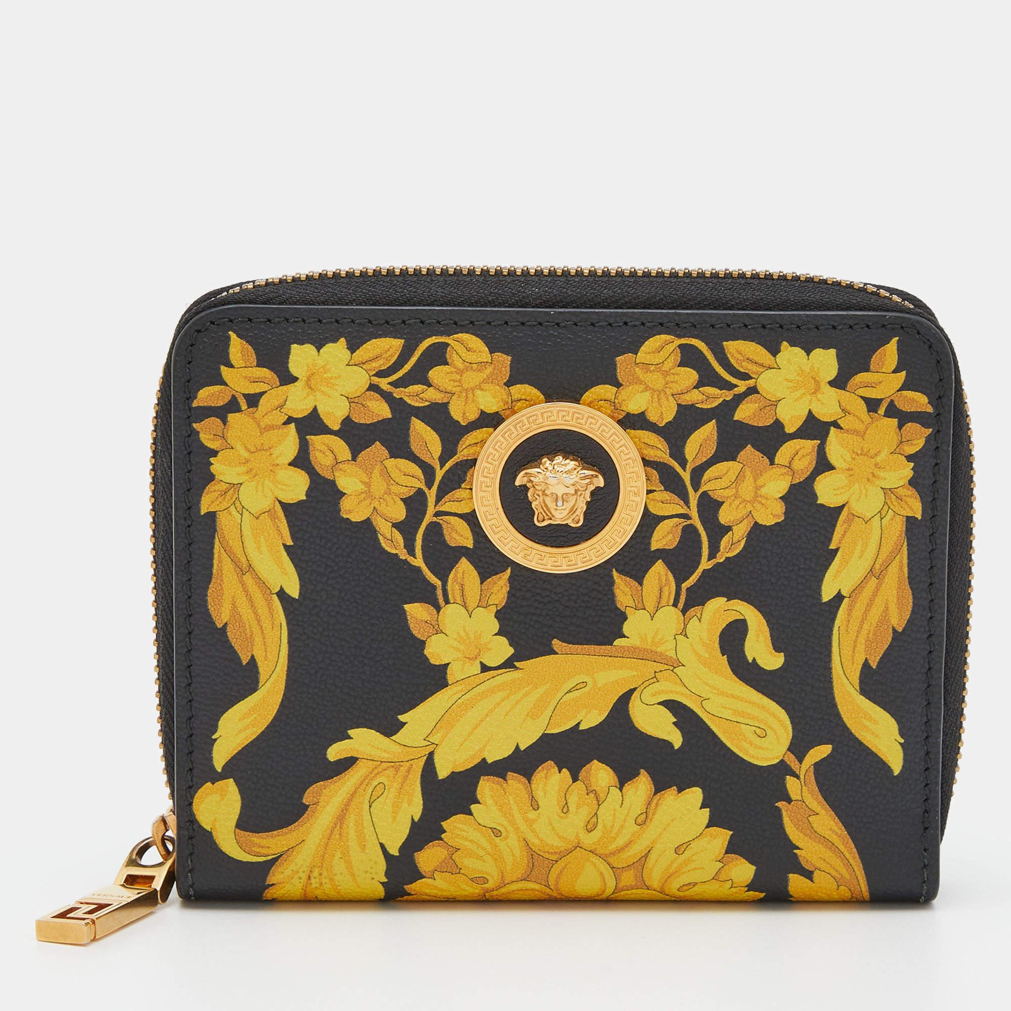 This Versace wallet is an immaculate balance of sophistication and rational utility. It has been designed using prime quality materials and elevated by a sleek finish. The creation is equipped with ample space for your monetary