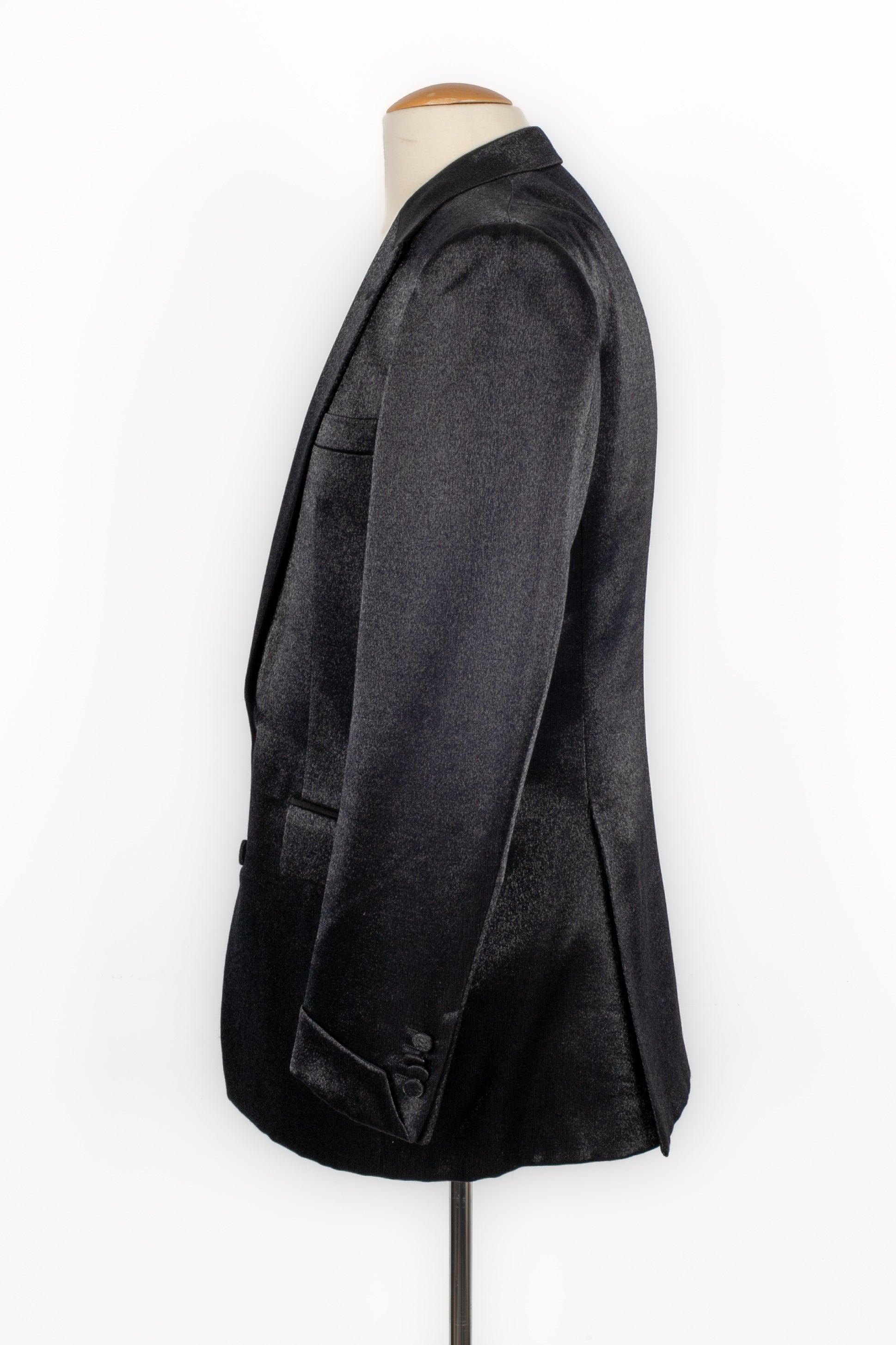 Versace - (Made in Italy) Dunkelblaue Herrenjacke aus Wollgemisch mit Seidenfutter. Größe 50IT.

Zusätzliche Informationen:
Zustand: Sehr guter Zustand
Abmessungen: Schulterbreite: 45 cm - Ärmellänge: 63 cm - Länge: 80 cm

Sellers Referenz: HFV7
