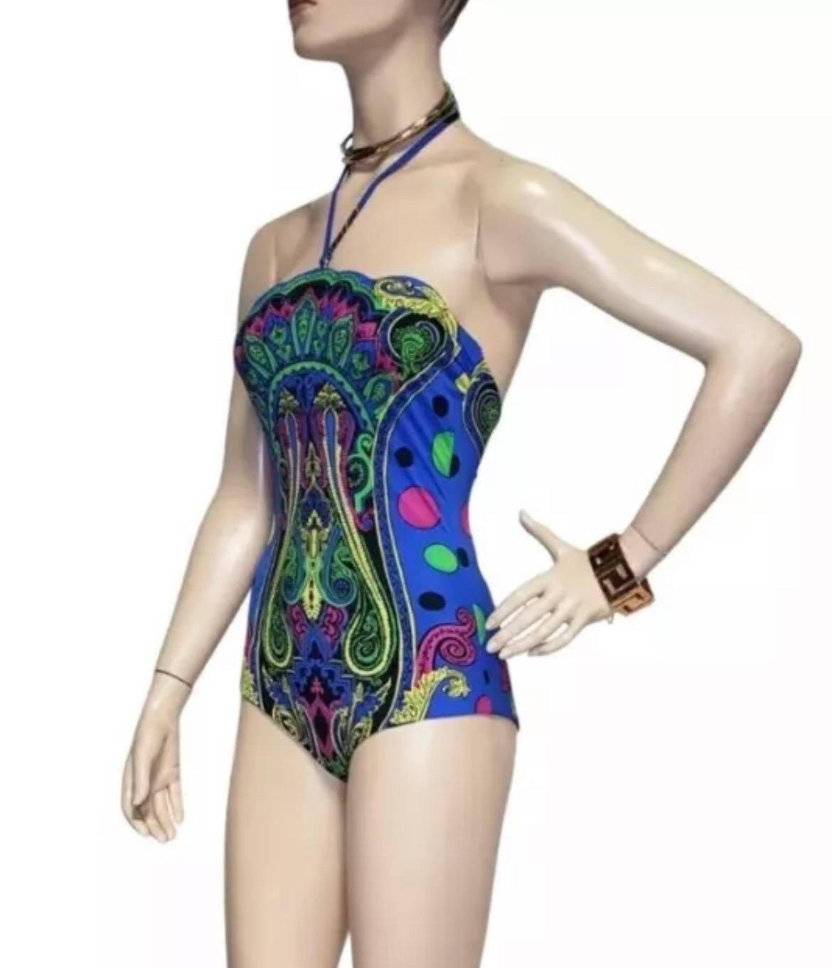 VERSACE
Il reggiseno ha coppe modellate con ferretto.
Le spalline sono rimovibili. Foderato.
72% poliammide 28% elastan.
Prodotto in Italia
Taglia 1 italiana (US X-Small)
Nuovo di zecca, con etichette
