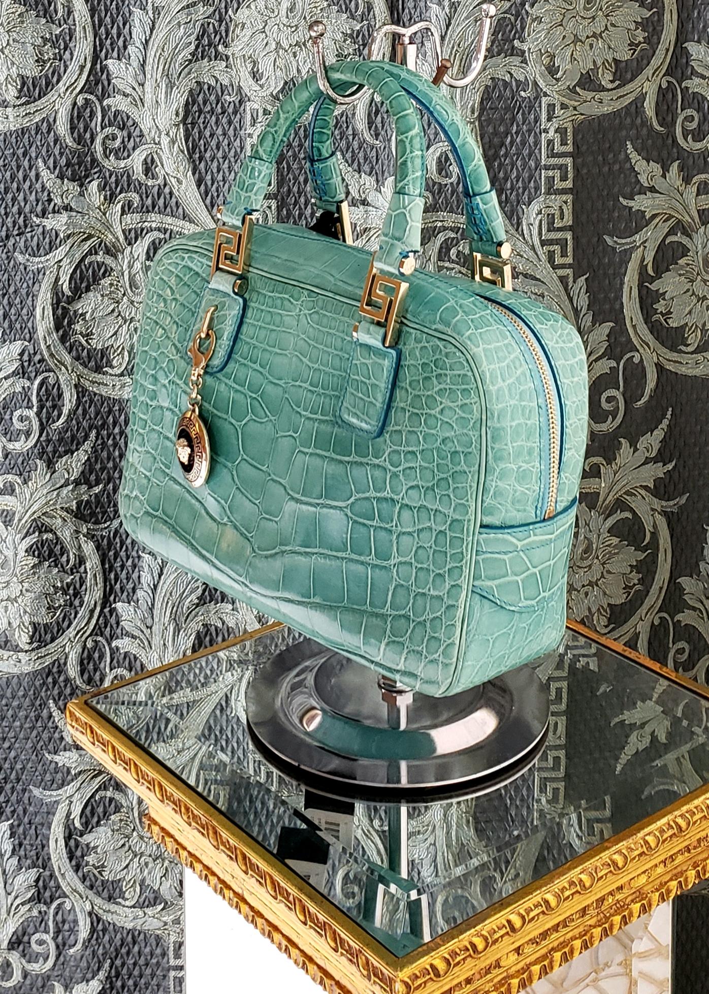 VERSACE



BLUE CROCODILE LEATHER HANDBAG/SHOULDER BAG

Zip closure

Two inside pocket 

Two hand straps 

One removable shoulder strap

Silver Greek hardware

Greek Medusa detachable medallion 



Content: 100% crocodile leather 

10