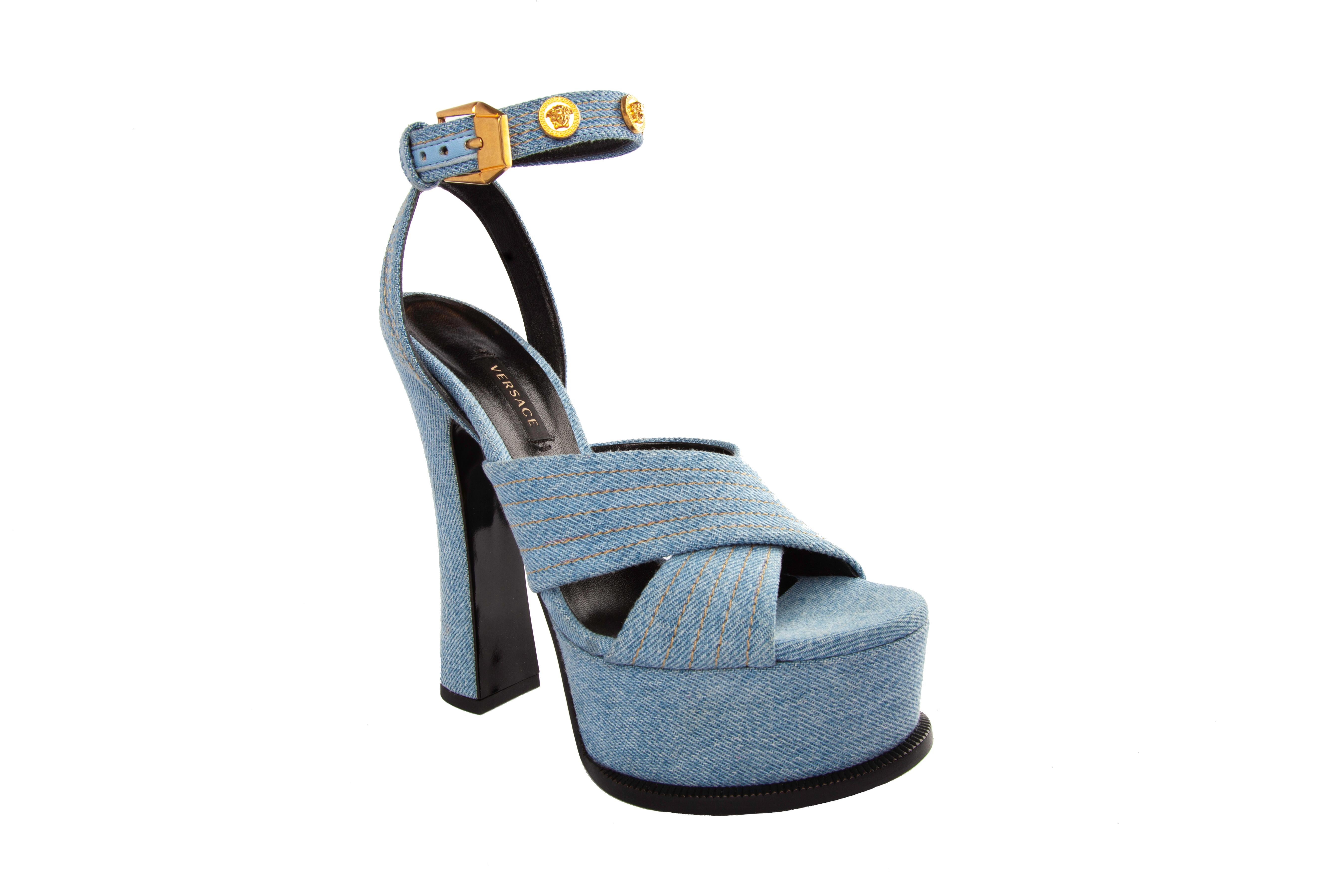 Versace Blue Denim High Heel Platform Sandale mit Gold Tone Hardware Größe 38

Diese Versace Sandalen verfügen über einen hellblauen Denim-Stoff:: Gold Tone Medusa Nieten und einen verstellbaren Knöchelriemen. Dieses Paar war das Ladenmodell:: so