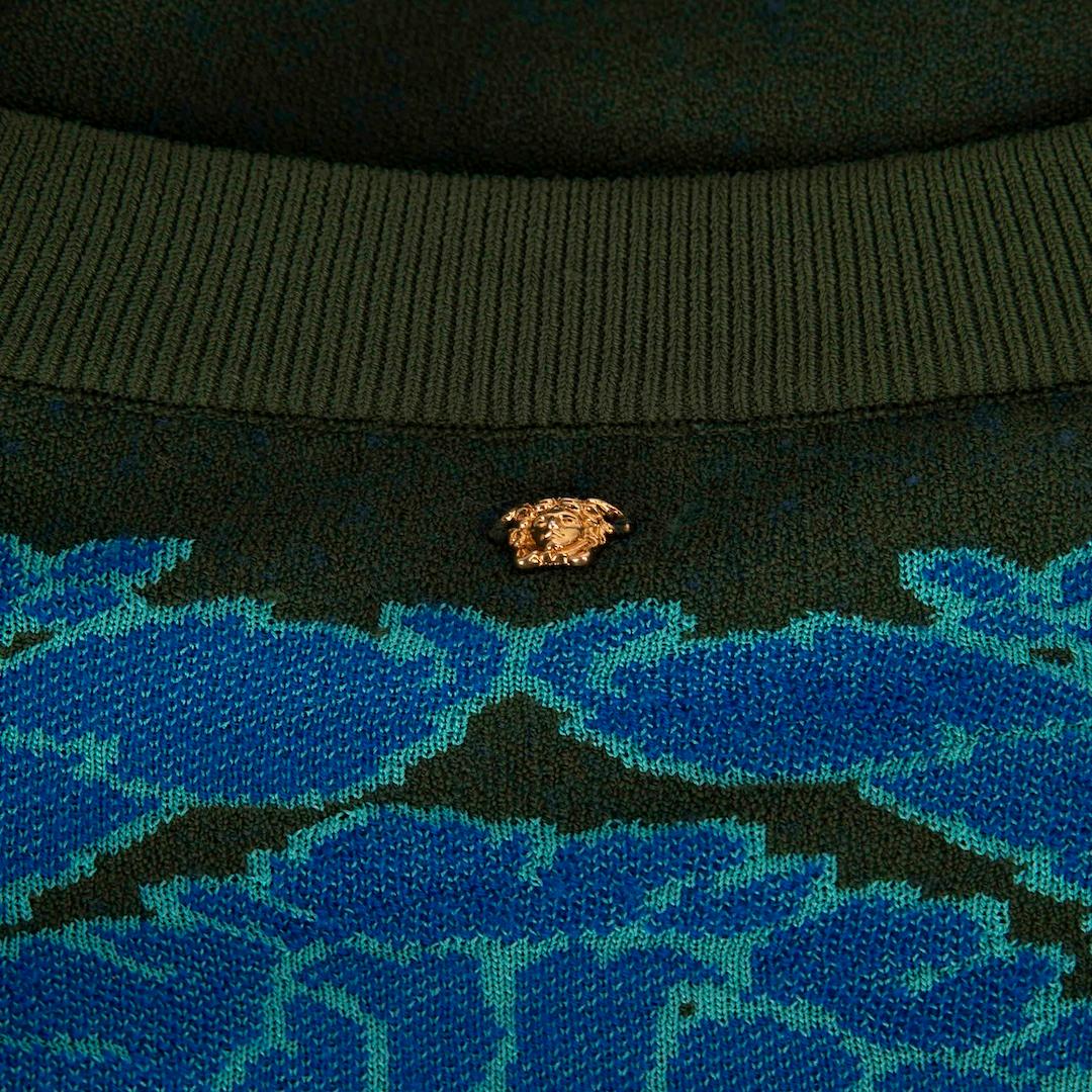 Bleu Pull en maille fleurie bleu de Versace Taille M en vente