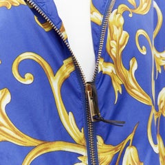 VERSACE giacca a vento in nylon con stampa Barocco blu oro IT52 XL