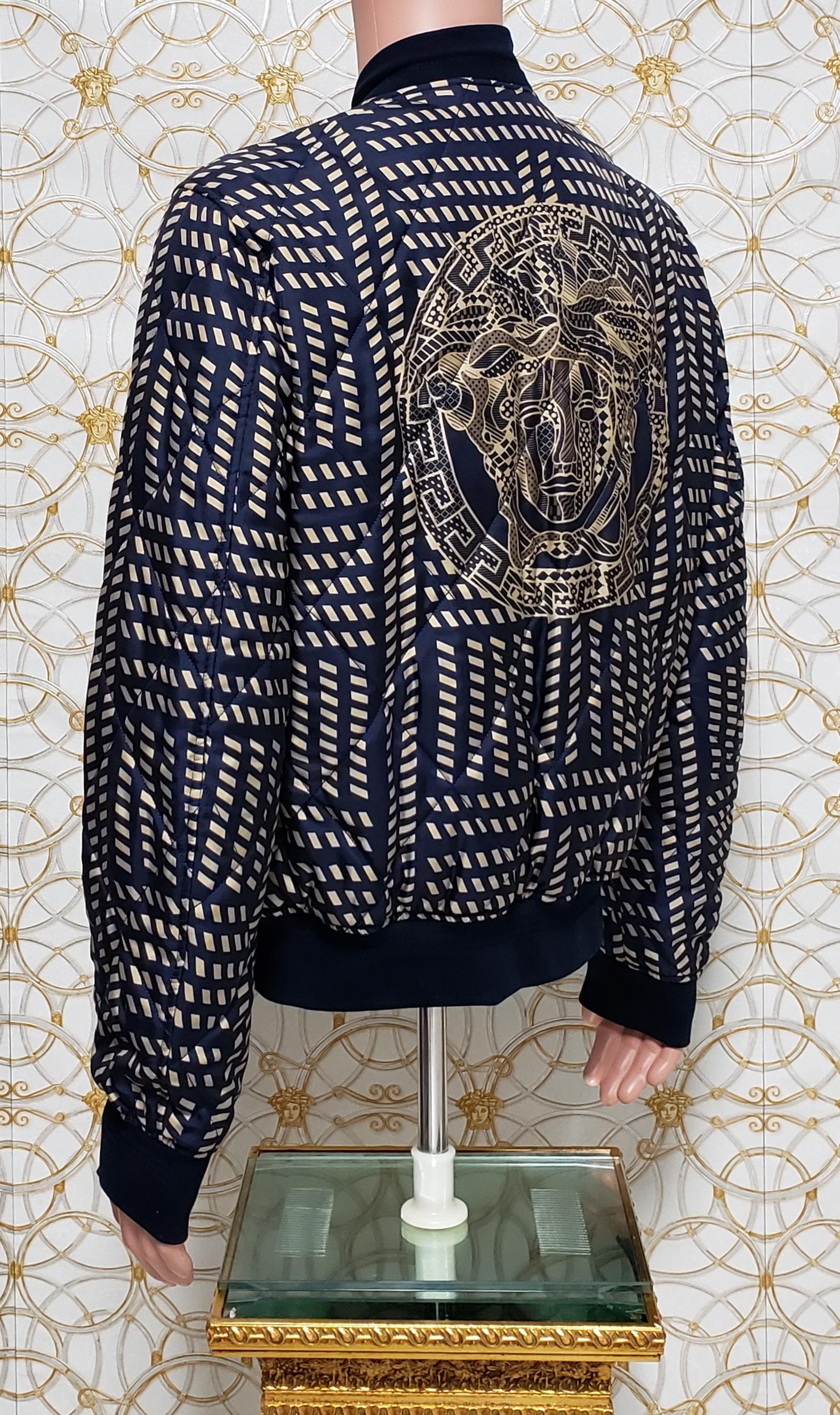 VERSACE BLUE GOLD MEDUSA PRINT QUILTED 100% SILK JACKET for MEN In Excellent Condition In Montgomery, TX