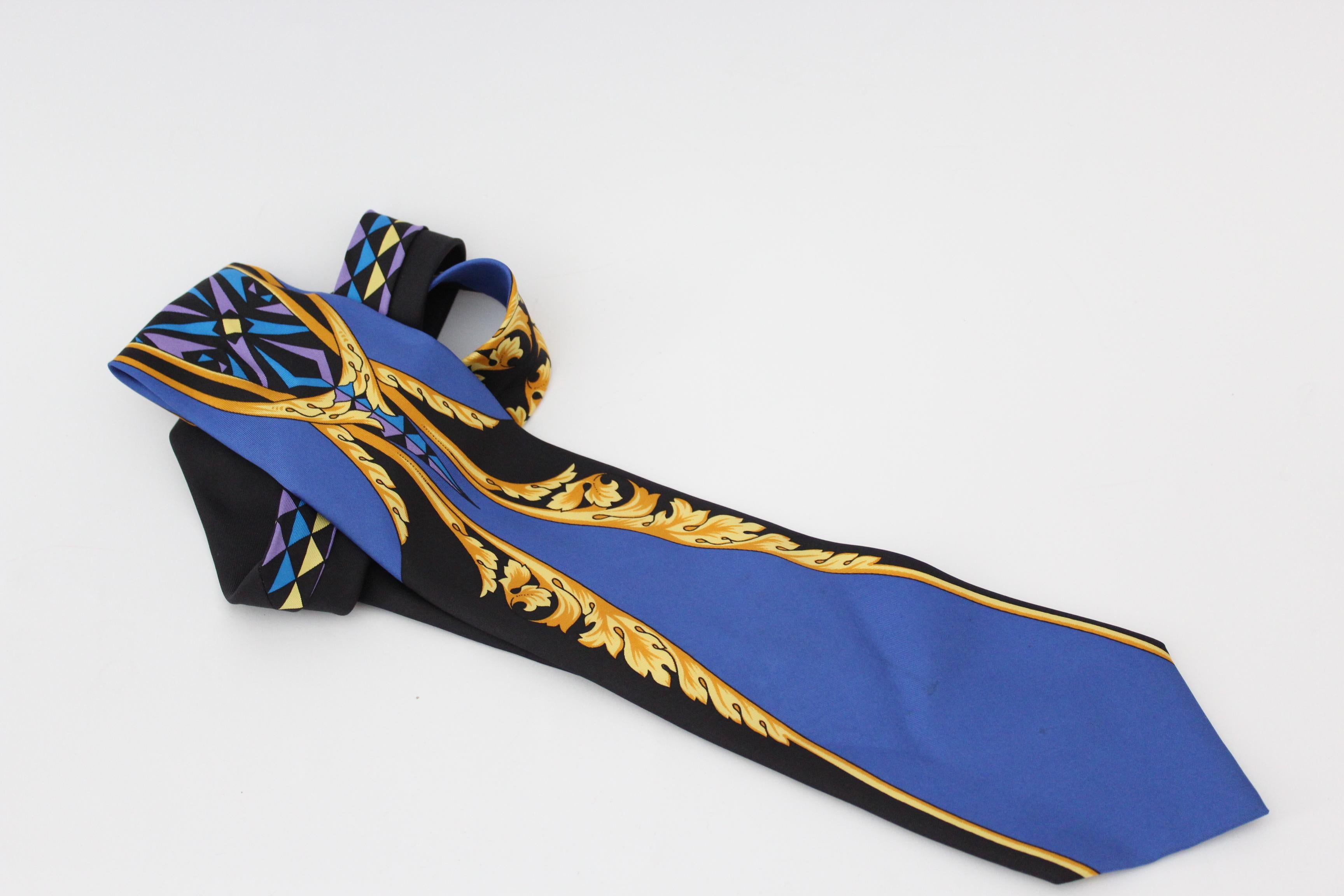 Versus by Gianni Versace vintage 90s tie. Baroque style tie, blue, gold and black. 100% silk. Made in Italy. Very good vintage condition, some small spots.

Length: 144 cm
Width: 10 cm
