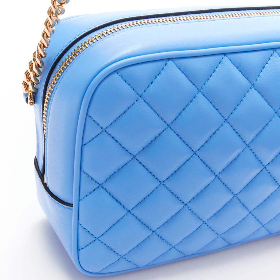 VERSACE sac à bandoulière Medusa en cuir d'agneau bleu matelassé et chaîne dorée Medium en vente 5