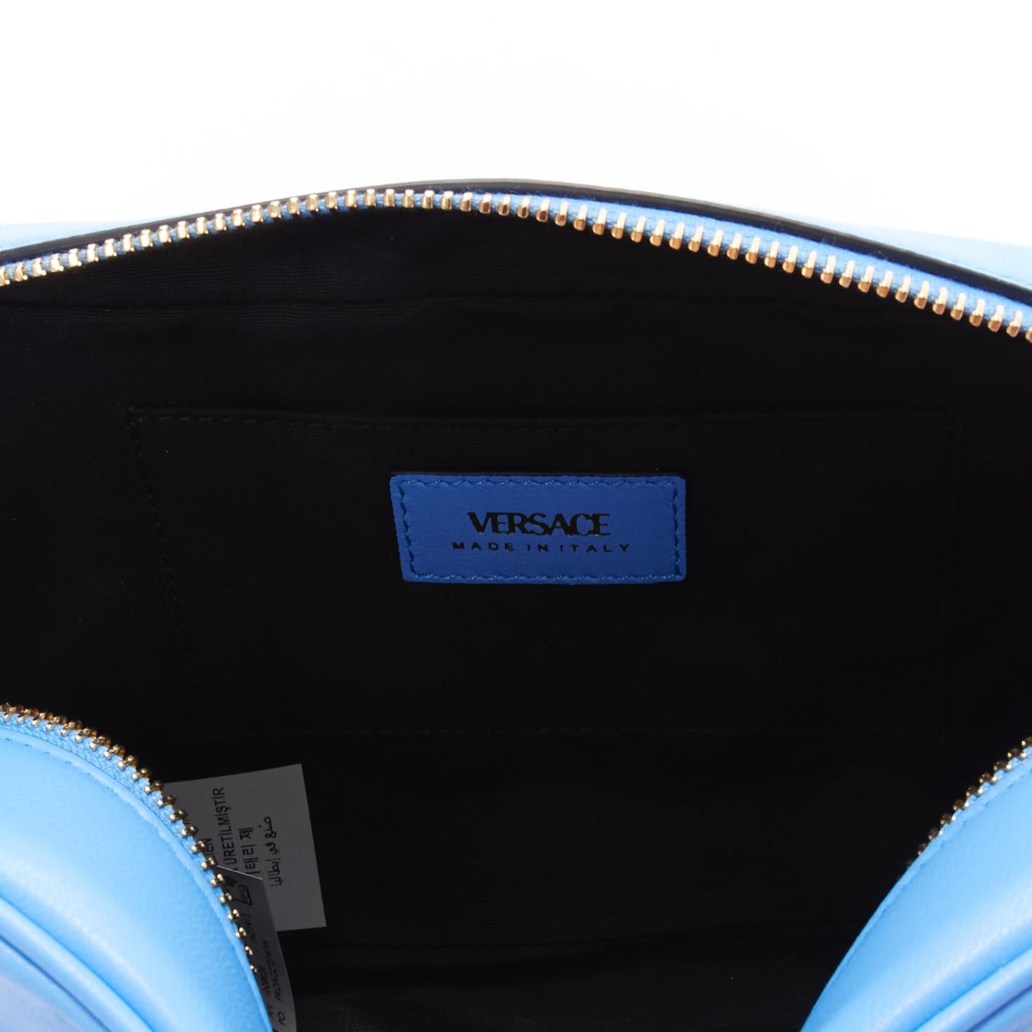 VERSACE sac à bandoulière Medusa en cuir d'agneau bleu matelassé et chaîne dorée Medium en vente 6