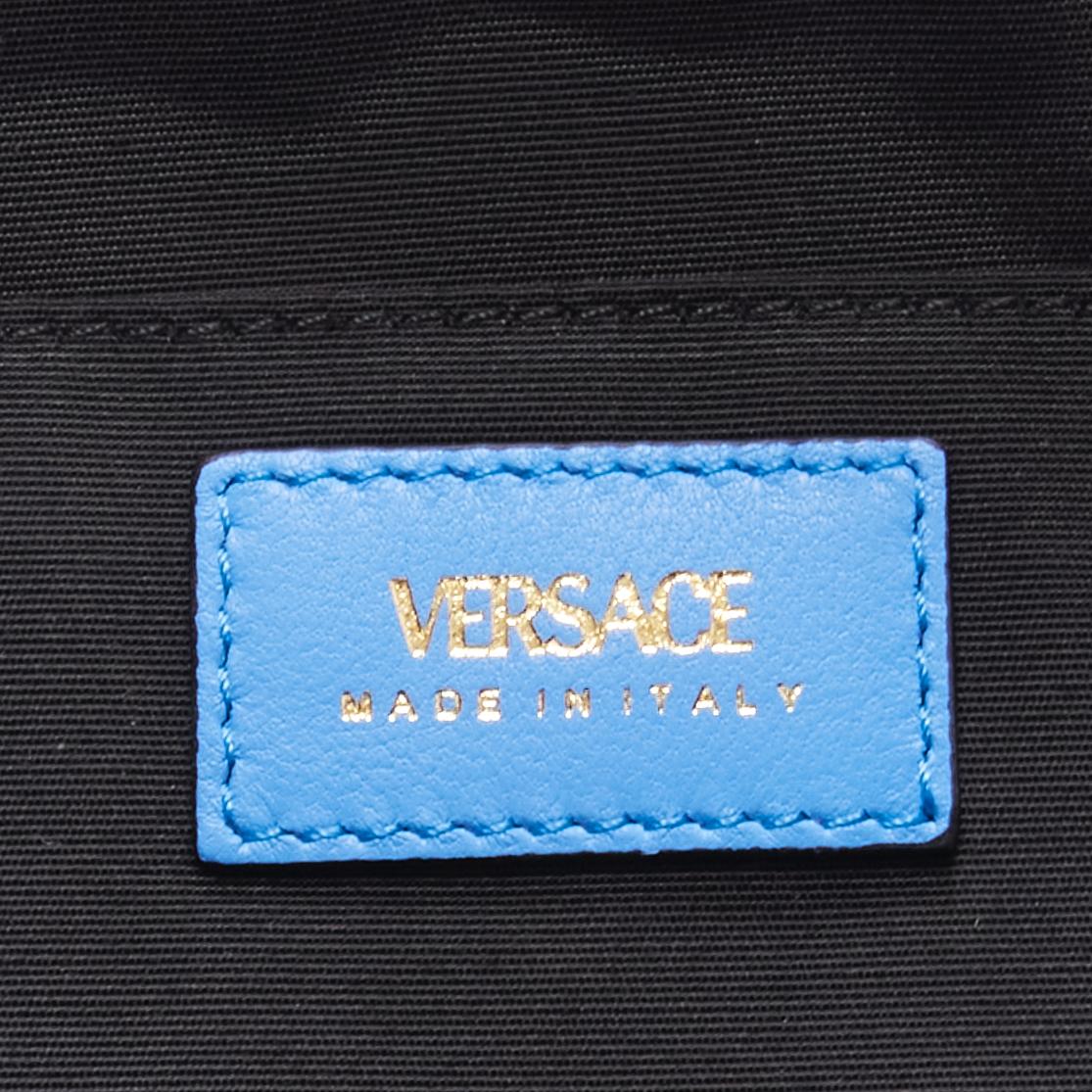 VERSACE Borsa crossbody in pelle di agnello blu trapuntata con catena Medusa oro Media in vendita 7