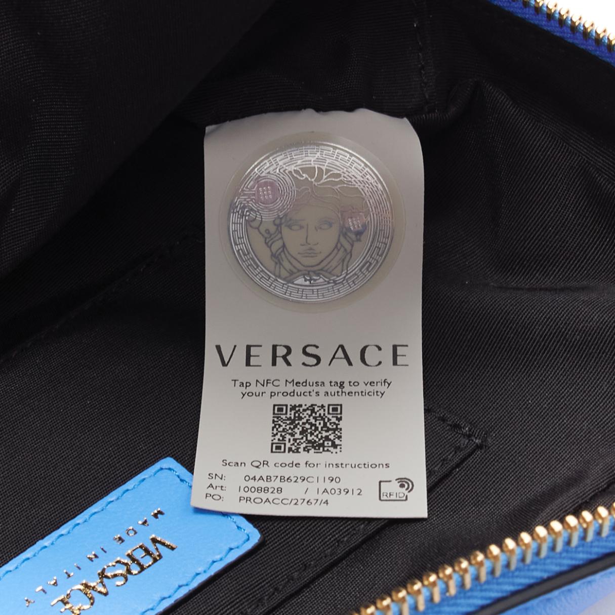 VERSACE Borsa crossbody in pelle di agnello blu trapuntata con catena Medusa oro Media in vendita 8