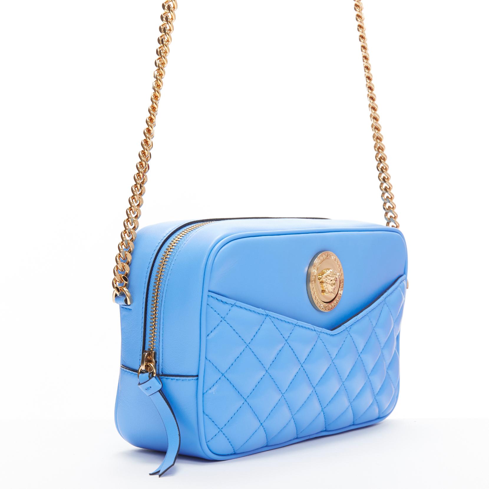 Bleu VERSACE sac à bandoulière Medusa en cuir d'agneau bleu matelassé et chaîne dorée Medium en vente