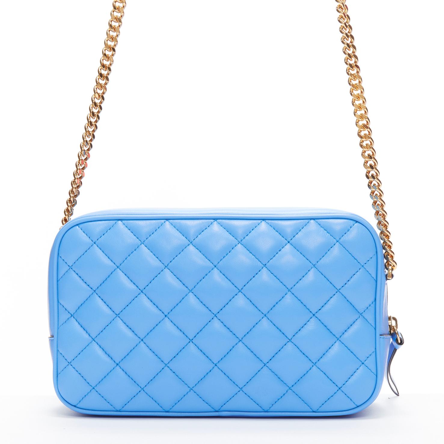 VERSACE sac à bandoulière Medusa en cuir d'agneau bleu matelassé et chaîne dorée Medium Pour femmes en vente