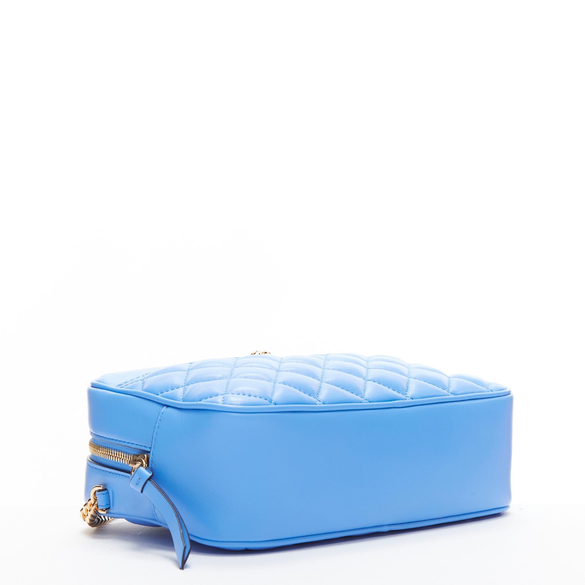 VERSACE sac à bandoulière Medusa en cuir d'agneau bleu matelassé et chaîne dorée Medium en vente 1