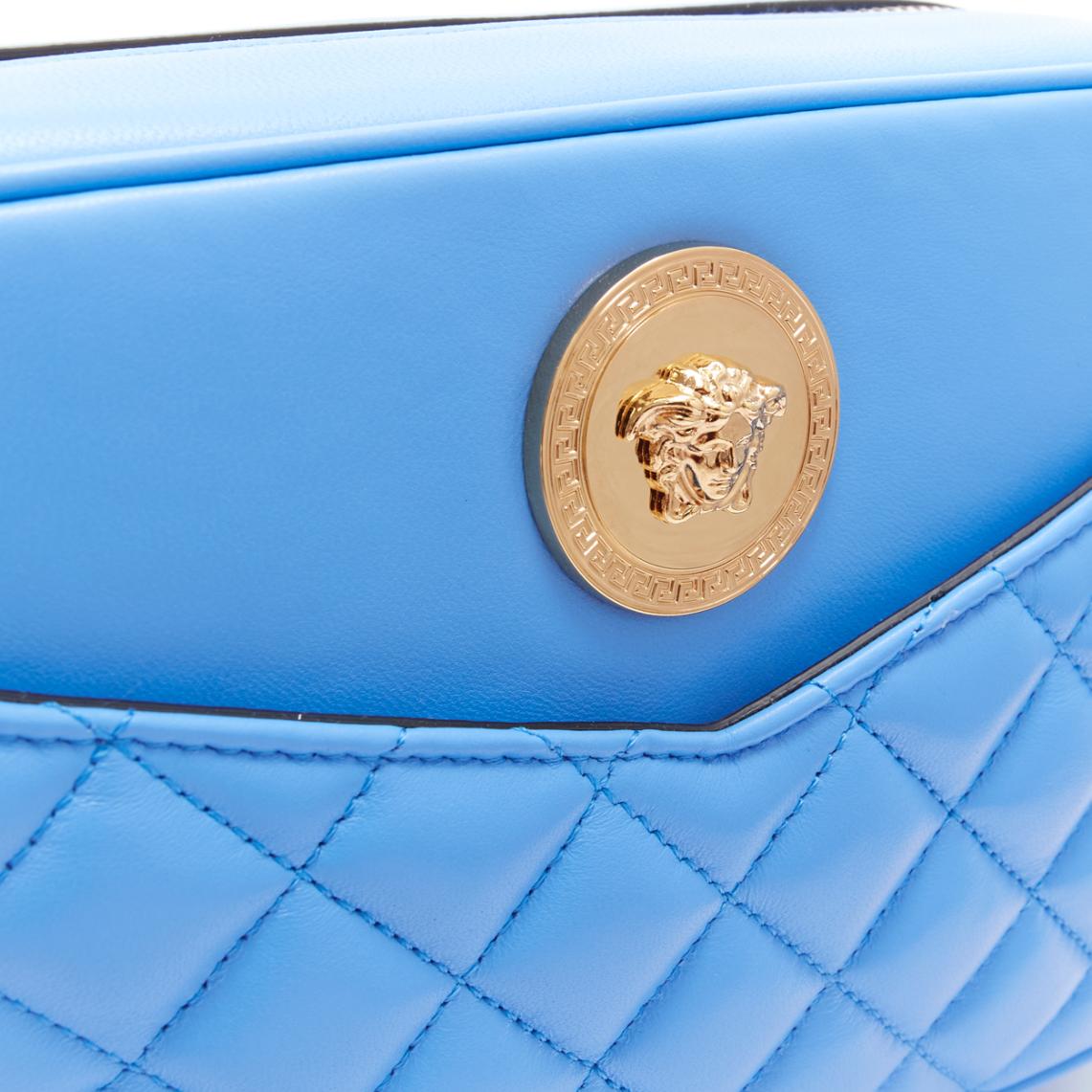 VERSACE sac à bandoulière Medusa en cuir d'agneau bleu matelassé et chaîne dorée Medium en vente 2