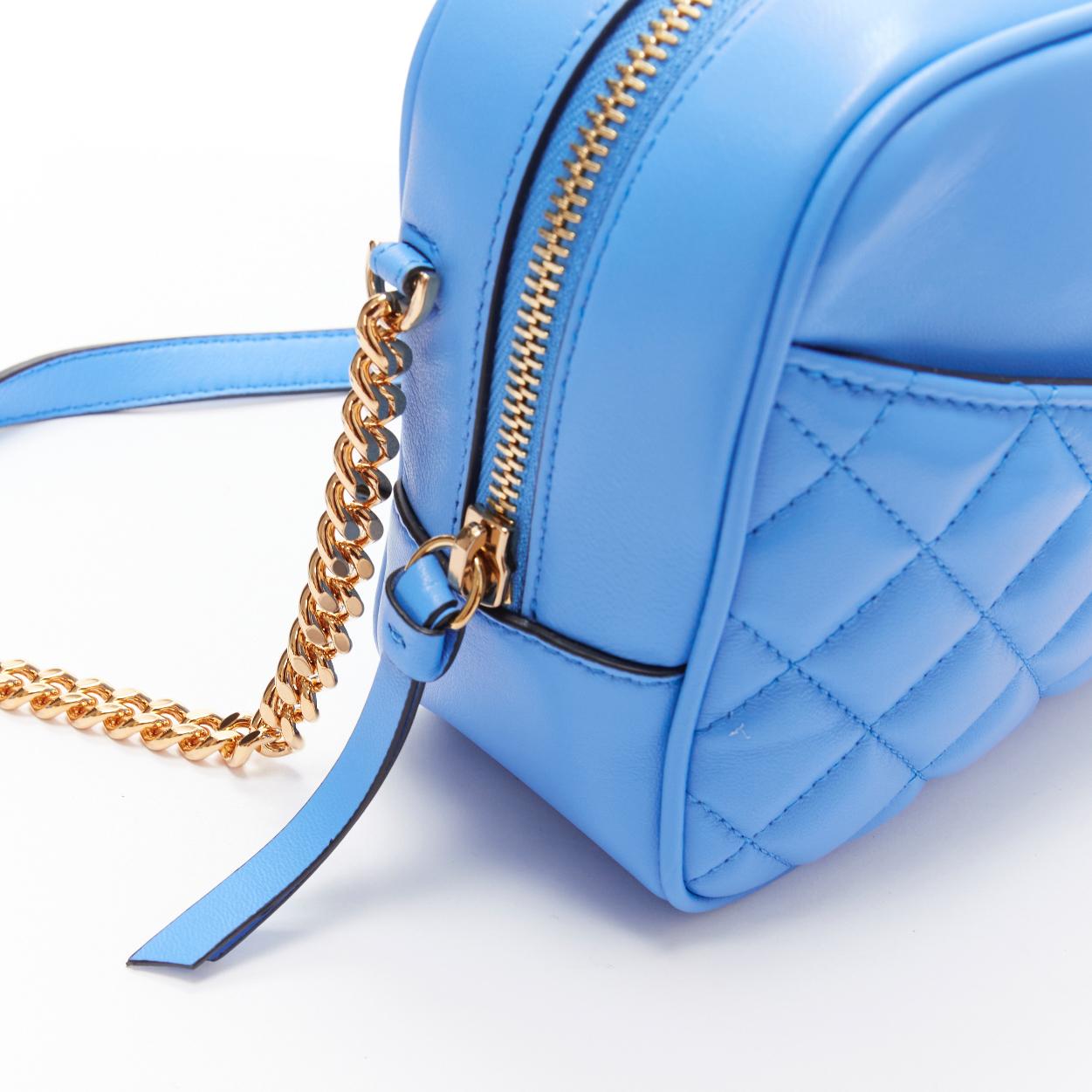 VERSACE sac à bandoulière Medusa en cuir d'agneau bleu matelassé et chaîne dorée Medium en vente 3