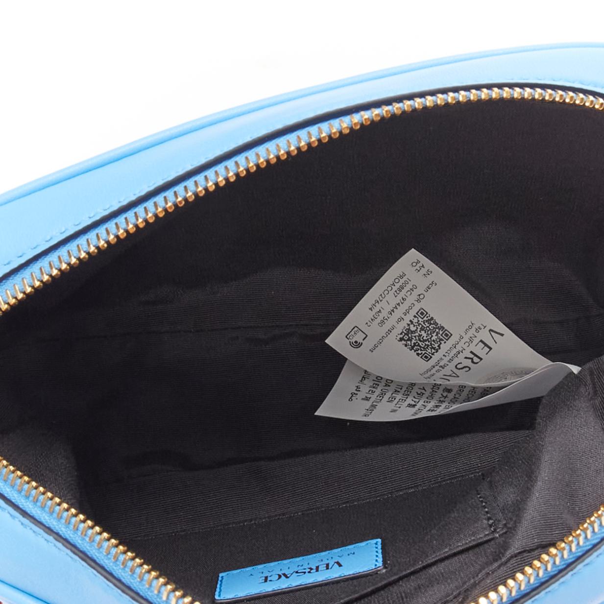 VERSACE Borsa a tracolla con catena Medusa in pelle d'agnello blu trapuntata oro Small in vendita 7