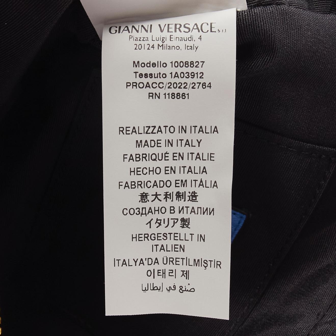 VERSACE Borsa a tracolla con catena Medusa in pelle d'agnello blu trapuntata oro Small in vendita 8